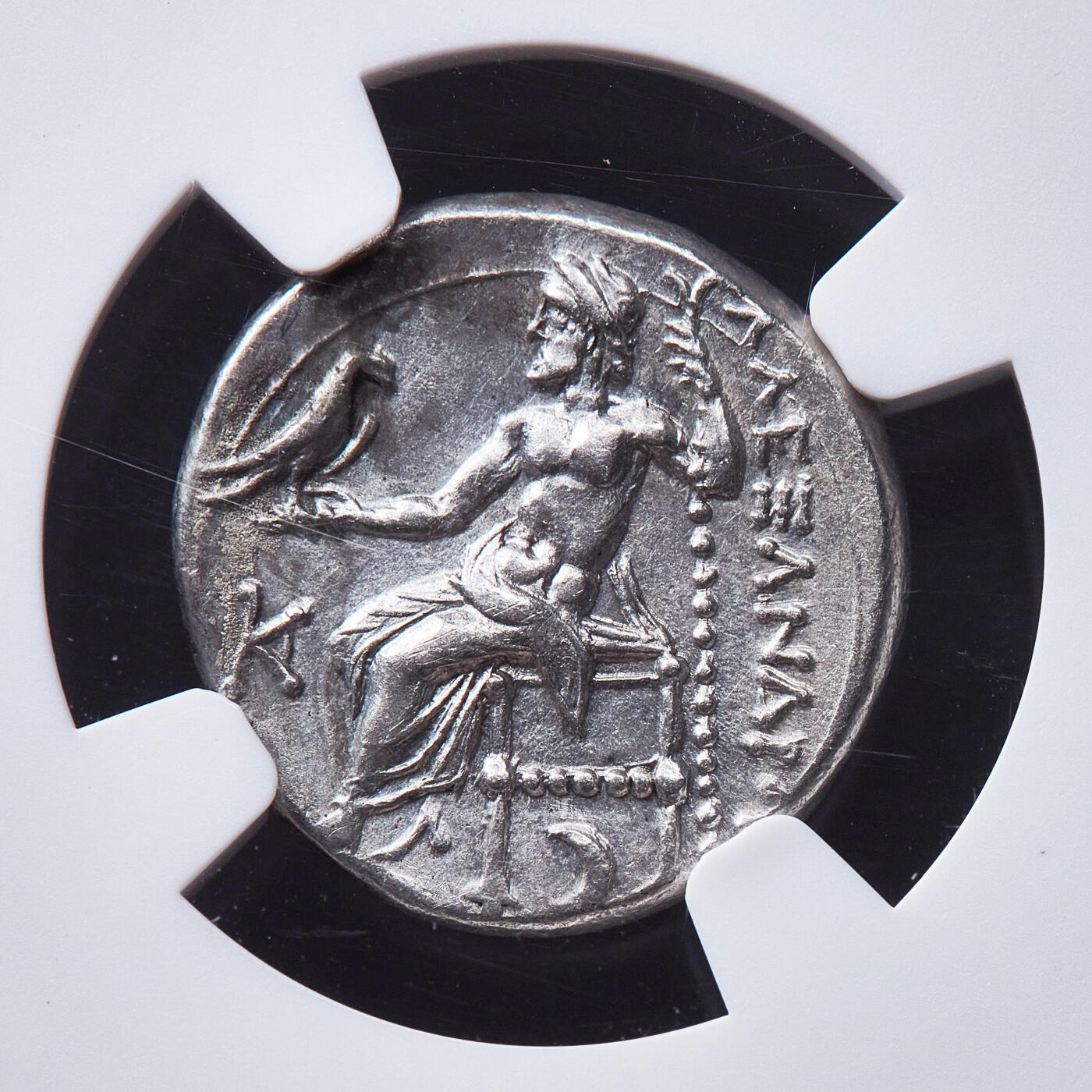 【俄甄集藏】2026年(050)04-01星期三 晚 19:30 全场包邮 古希腊马其顿王国公元前356年-前323年6月亚历山大大帝1德拉克马大力神银币，NGC AU，正面大力神赫拉克勒斯狮皮盔面右像，背面宙斯托鹰面左坐像，保存尚佳，底光犹存