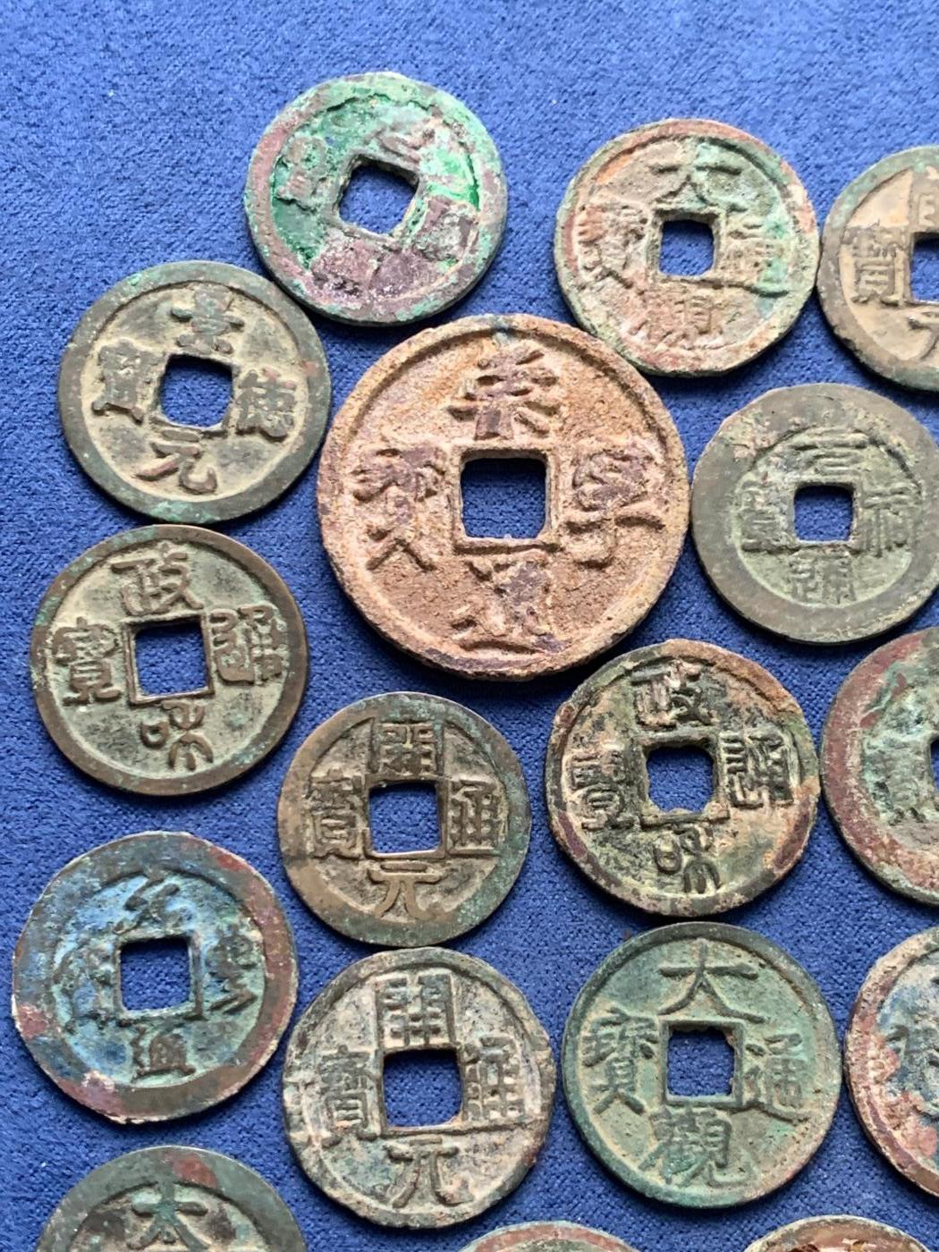 《竞宝斋》第475场 周日，周一 2场连拍 （全场包邮）欢迎送拍 32枚一组 古钱币 唐宋清等 细节见图