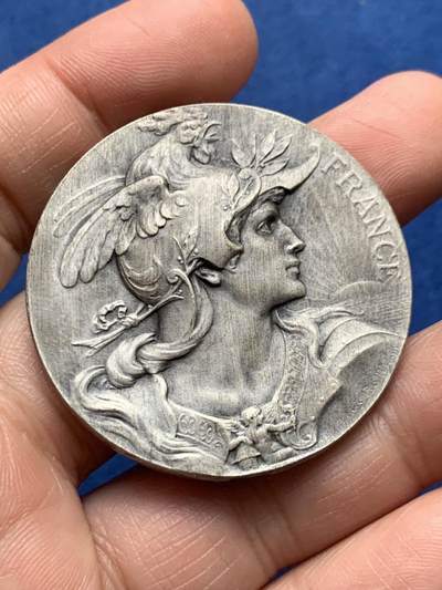 《竞宝斋》第475场 周日，周一 2场连拍 （全场包邮）欢迎送拍 - 法国雄鸡头盔玛丽安娜镀银铜章 39.3克 44.5mm 三角铜标 带盒（盒子盖不紧）