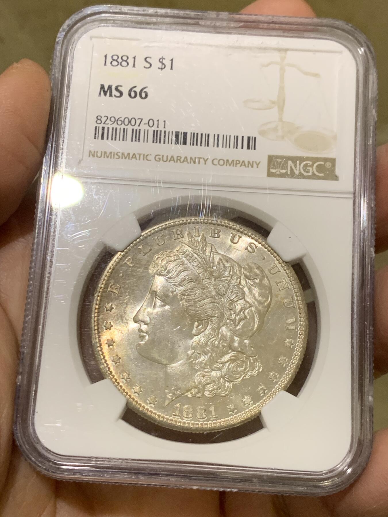 《竞宝斋》第475场 周日，周一 2场连拍 （全场包邮）欢迎送拍 NGC MS66 美国1881年S版摩根银币 银霜出厂状态 带有淡彩 观感极佳