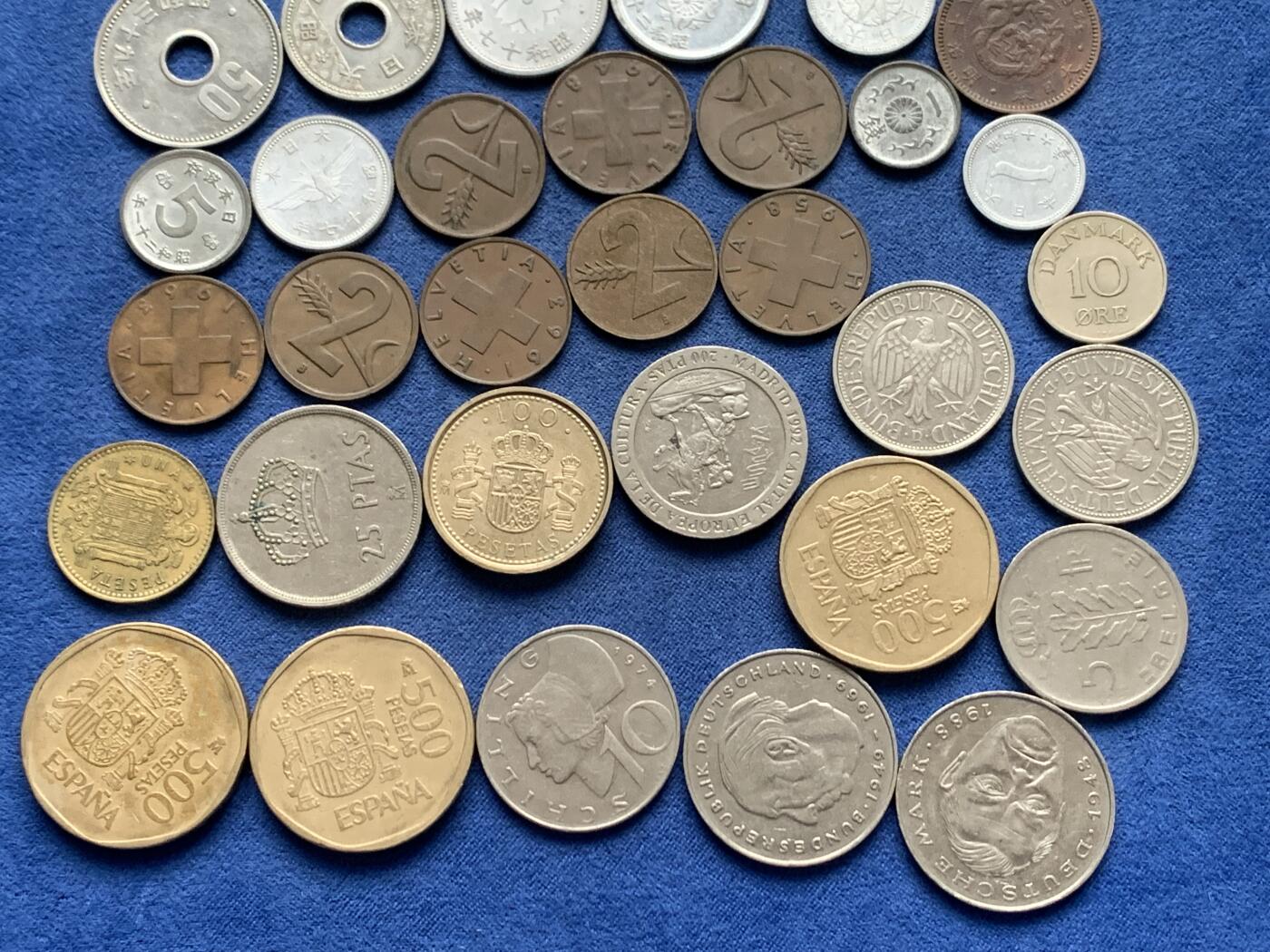 《竞宝斋》第475场 周日，周一 2场连拍 （全场包邮）欢迎送拍 钱币一组，含少见年份日本铜元，巧克力包浆 + 意大利里拉十枚 欧元之前的意大利法定货币，体现意大利设计美学，现已绝版 + 西班牙比塞塔一组七枚 西班牙君主制的完整体现，含三枚大尺寸500比塞塔（2018年前，单枚汇率30）+ 德国比利时货币一组七枚，含两枚特殊德国人像马克 + 瑞士古早2生丁一组八枚，巧克力包浆 + 日本早期硬币一组九枚