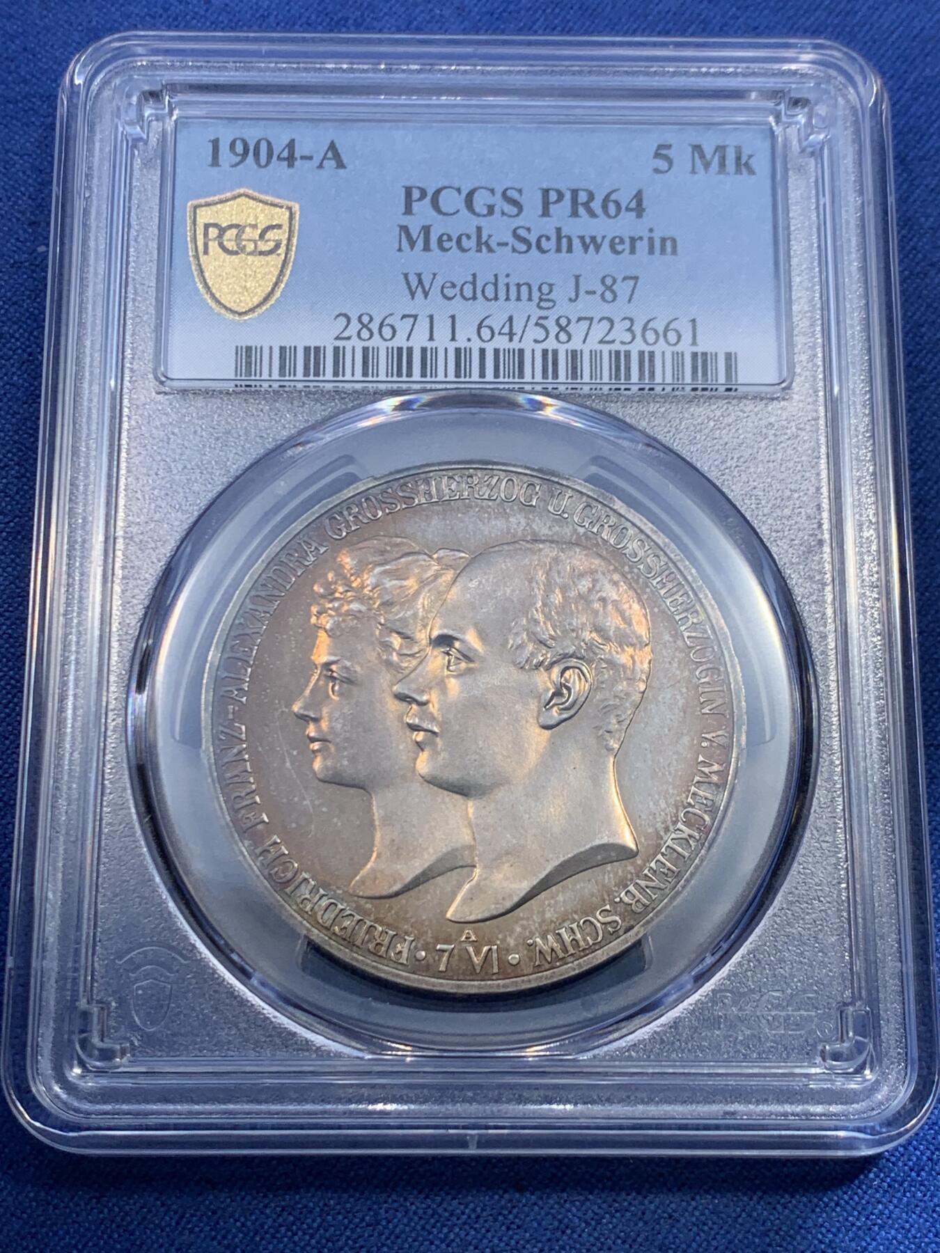 《竞宝斋》第475场 周日，周一 2场连拍 （全场包邮）欢迎送拍 PCGS PR64 德国1904年 梅克伦堡 什未林皇家大婚精制版纪念5马克，用以纪念弗里德里希·弗朗茨四世与汉诺威及坎伯兰的亚历山德拉公主的婚礼，发行量仅2500枚。币面呈现出耀眼的香槟色包浆，如水彩般铺展于表面，强烈的闪光照亮了镜面底板。无论在视觉效果上还是在技术品质上都堪称无可比拟，是极其令人向往的收藏佳品。