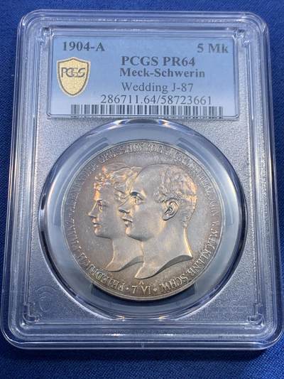 《竞宝斋》第475场 周日，周一 2场连拍 （全场包邮）欢迎送拍 - PCGS PR64 德国1904年 梅克伦堡 什未林皇家大婚精制版纪念5马克，用以纪念弗里德里希·弗朗茨四世与汉诺威及坎伯兰的亚历山德拉公主的婚礼，发行量仅2500枚。币面呈现出耀眼的香槟色包浆，如水彩般铺展于表面，强烈的闪光照亮了镜面底板。无论在视觉效果上还是在技术品质上都堪称无可比拟，是极其令人向往的收藏佳品。