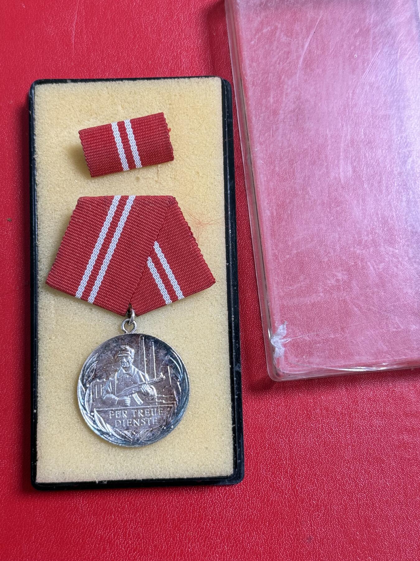韵星假日军品类拍卖第50期 民主德国银级工战队忠诚服务奖章带原盒略