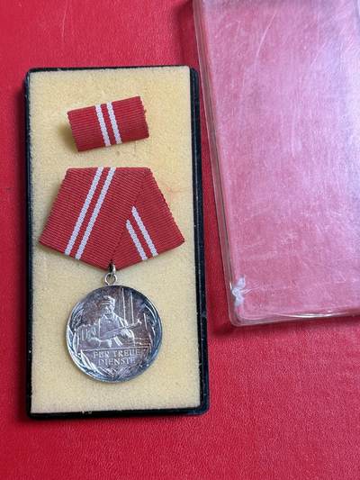 韵星假日军品类拍卖第50期 - 民主德国银级工战队忠诚服务奖章带原盒略
