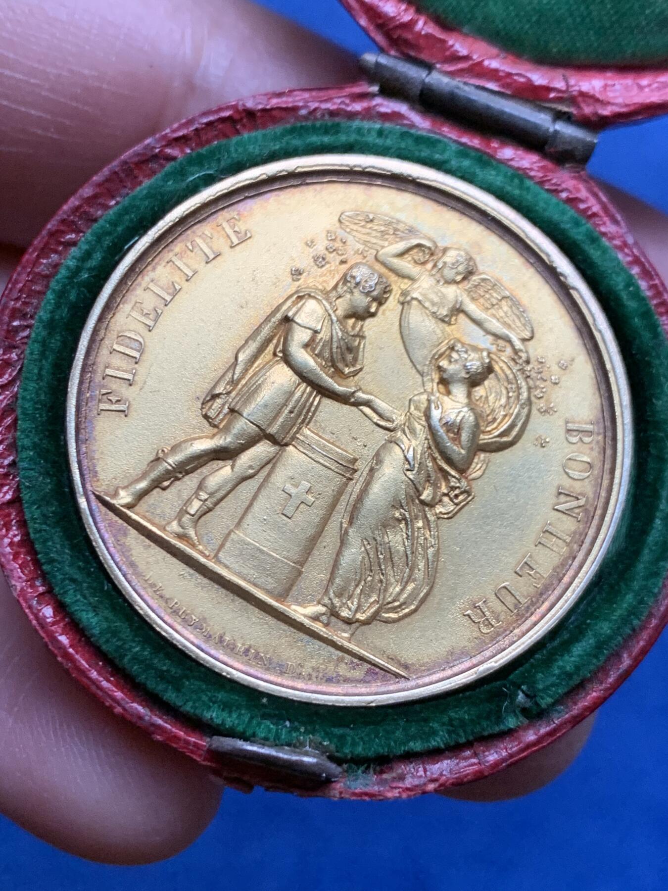 《竞宝斋》第475场 周日，周一 2场连拍 （全场包邮）欢迎送拍 法国婚礼镀金银章 15.6克 32.7mm 神灯边铭 带盒