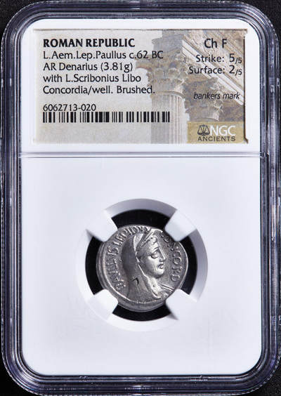 【俄甄集藏】2026年(050)04-01星期三 晚 19:30 全场包邮 - 古罗马共和国公元前62年和谐女神1第纳尔银币，NGC ChF(Str 5/5, Sur 2/5)，正面和谐女神披纱像，背面是井栏，装饰有竖琴和月桂枝，直径20mm，重3.81克