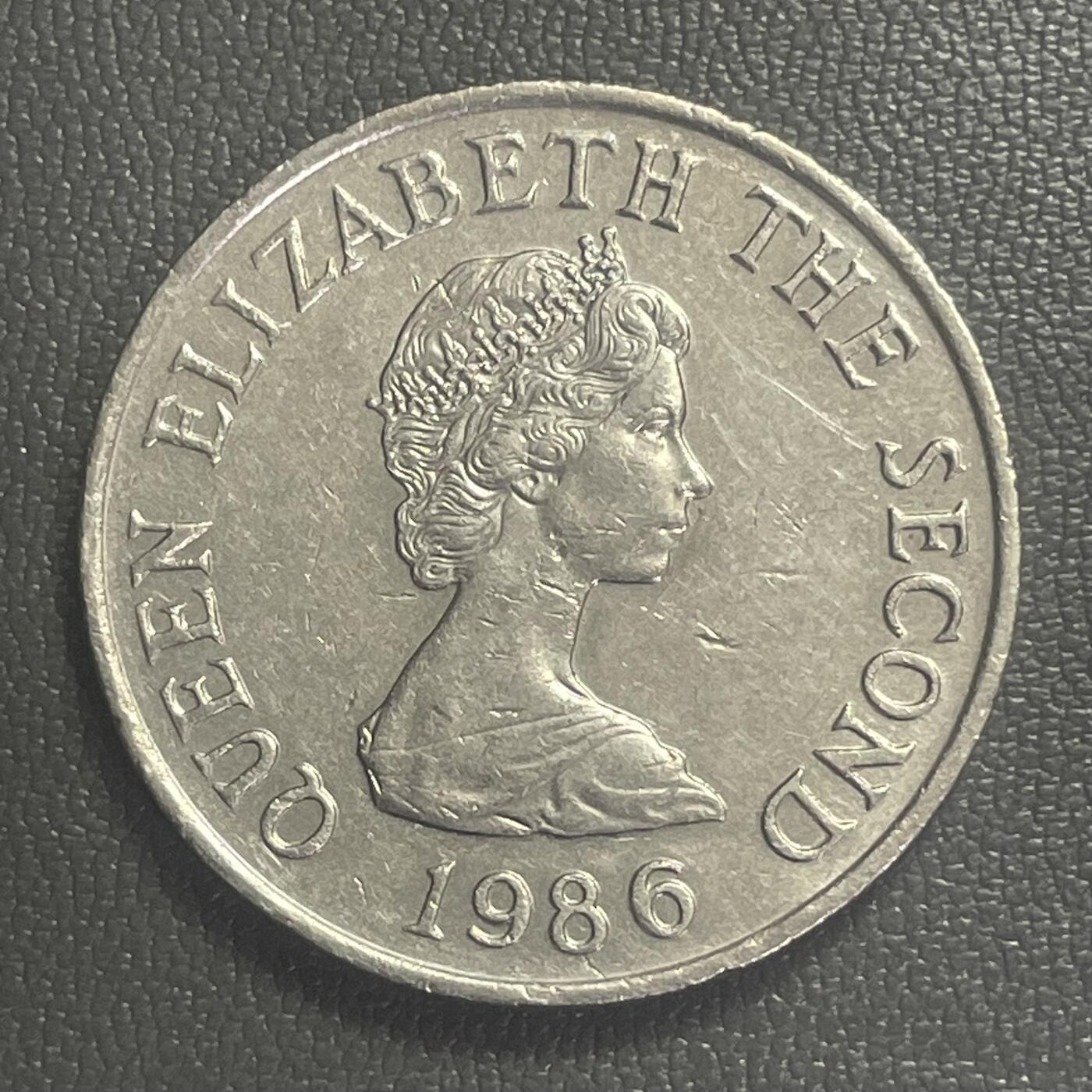 回流0406 英属泽西岛1986年10便士 发行量40W 泽西岛著名地质景观“魔鬼洞（Devil's Hole）”