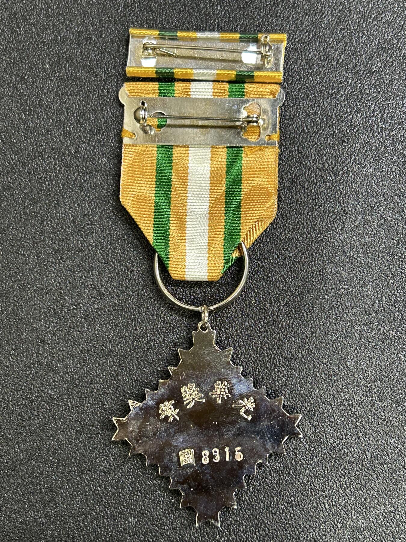 西秦中古拍卖第八十二期  民国乙种二等光华奖章 带勋略 实发带编号 退台后