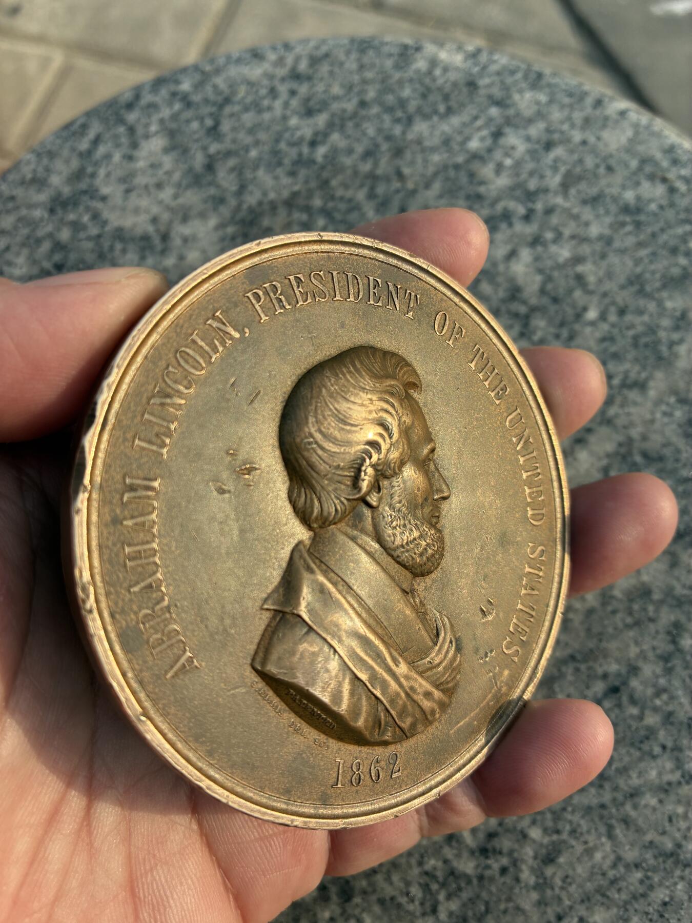 林肯印第安和平纪念铜章，美国历史题材，铜质，直径约7.2cm。正面林肯总统半身像，周围英文，下方1862年，背面原住民和平场景，细节丰富，雕刻清晰。