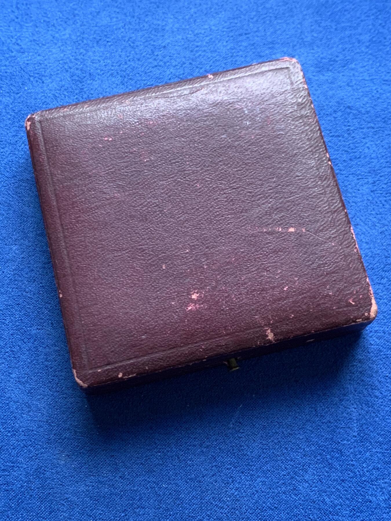 《竞宝斋》第475场 周日，周一 2场连拍 （全场包邮）欢迎送拍 法国勒阿弗尔拉弗洛特协会纪念铜章 53克 50.2mm 三角铜标 带盒