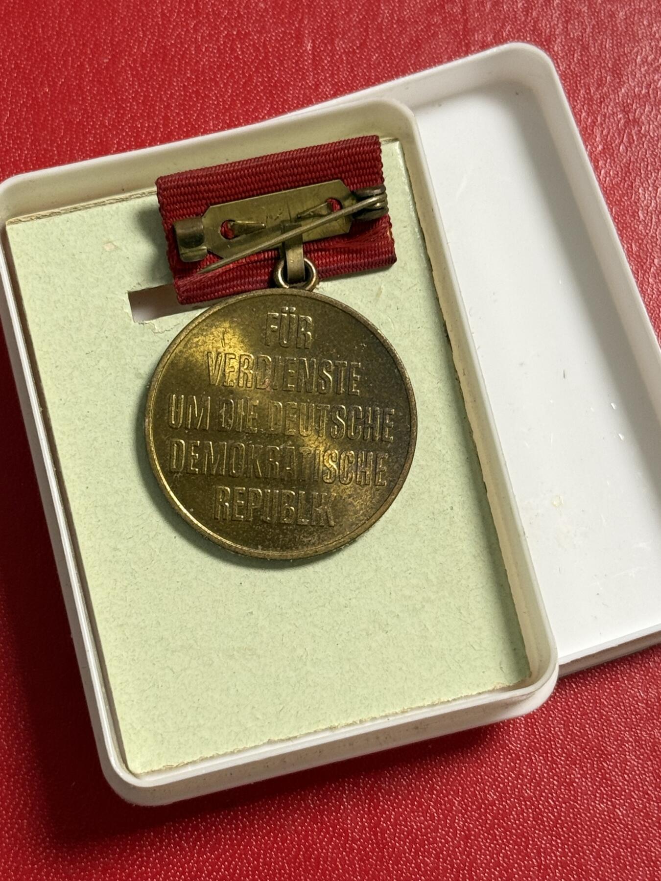 韵星假日军品类拍卖第50期 民主德国建国四十周年纪念奖章带原盒