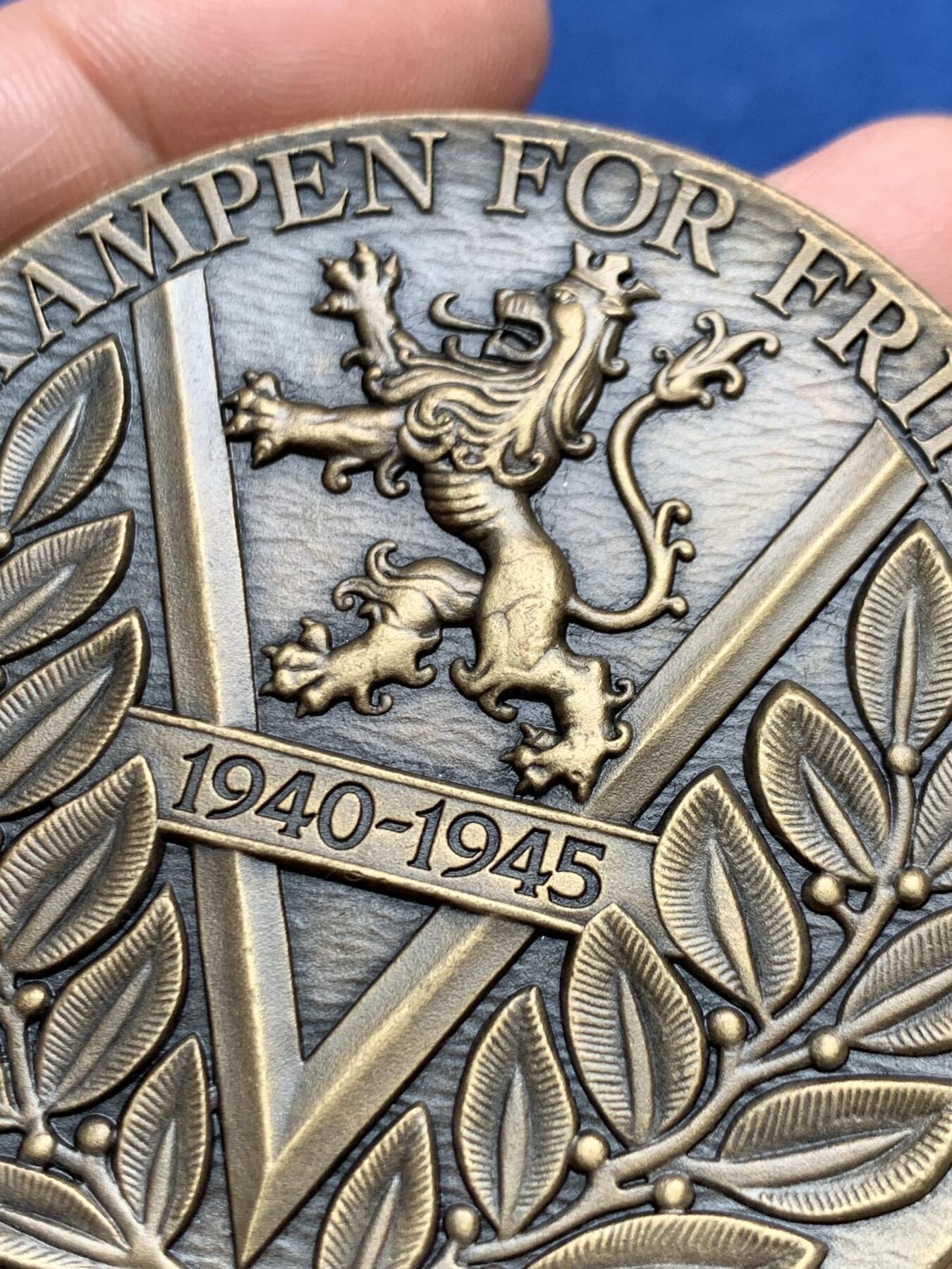 《竞宝斋》第475场 周日，周一 2场连拍 （全场包邮）欢迎送拍 挪威铜章 未知年份 二战时期挪威秘密组织XU 正面为姓名和“必须去做” 背面为“为自由而战” 直径61.4mm 重量109.3g