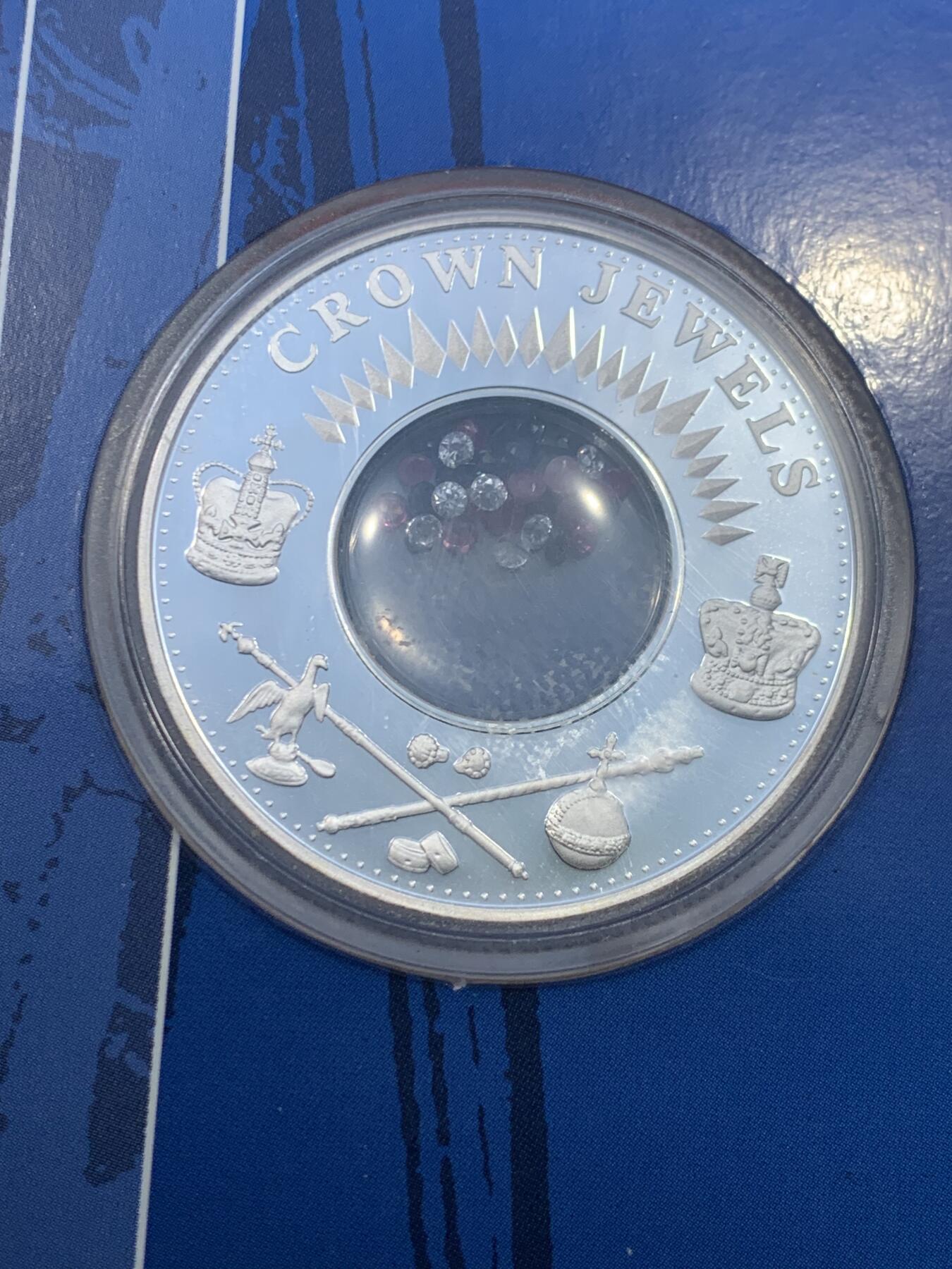 《竞宝斋》第475场 周日，周一 2场连拍 （全场包邮）欢迎送拍 卡装 库克群岛2002年皇冠珠宝1美元银币，999银，重24.875克，（中心为各类宝石切割)，发行量5万枚。细节见图