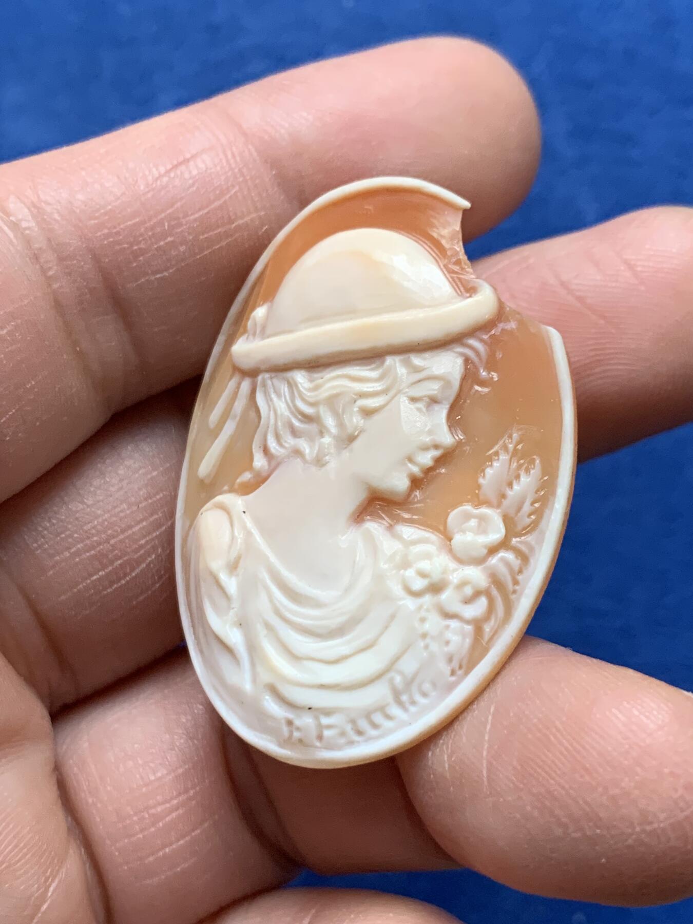 《竞宝斋》第475场 周日，周一 2场连拍 （全场包邮）欢迎送拍 意大利人物肖像卡梅奥贝雕两枚，一个产自波纳佩岛的，34.6*26mm，一个产自那不勒斯，缺一角，40.6*30mm，总重9.25克。