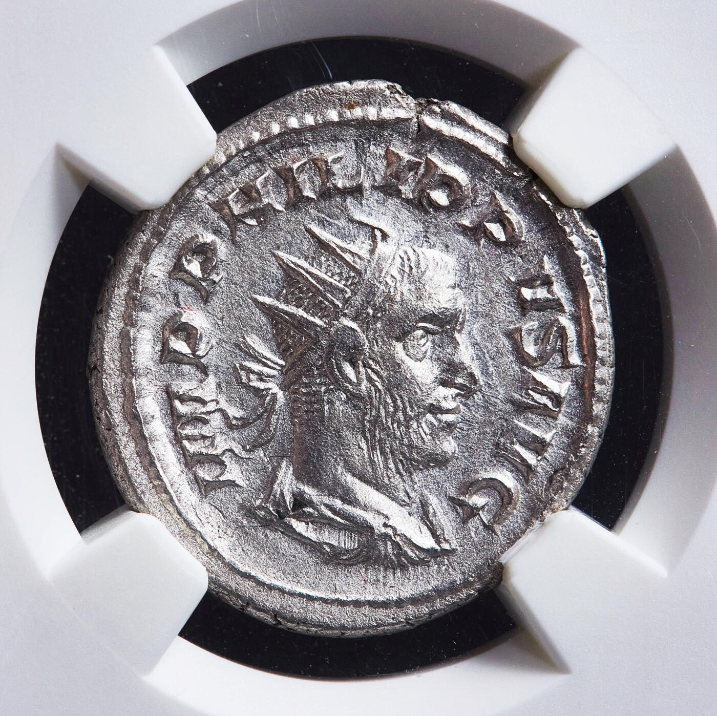 【俄甄集藏】2026年(050)04-01星期三 晚 19:30 全场包邮 古罗马帝国公元244-249年菲利普一世纪念罗马城建城1000年双狄纳里神庙建筑银币，NGC AU(Str 3/5, Sur 3/5)，正面菲利普桂冠头像，币文：最高统帅，菲利普·奥古斯都；背面罗马六柱式神庙，中间罗马女神，币文：新的百年