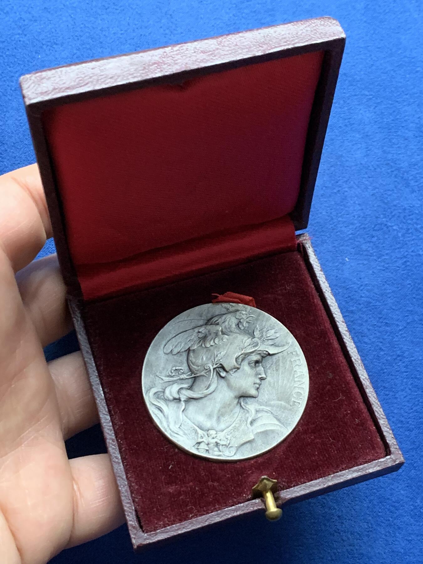 《竞宝斋》第475场 周日，周一 2场连拍 （全场包邮）欢迎送拍 法国雄鸡头盔玛丽安娜镀银铜章 39.3克 44.5mm 三角铜标 带盒（盒子盖不紧）