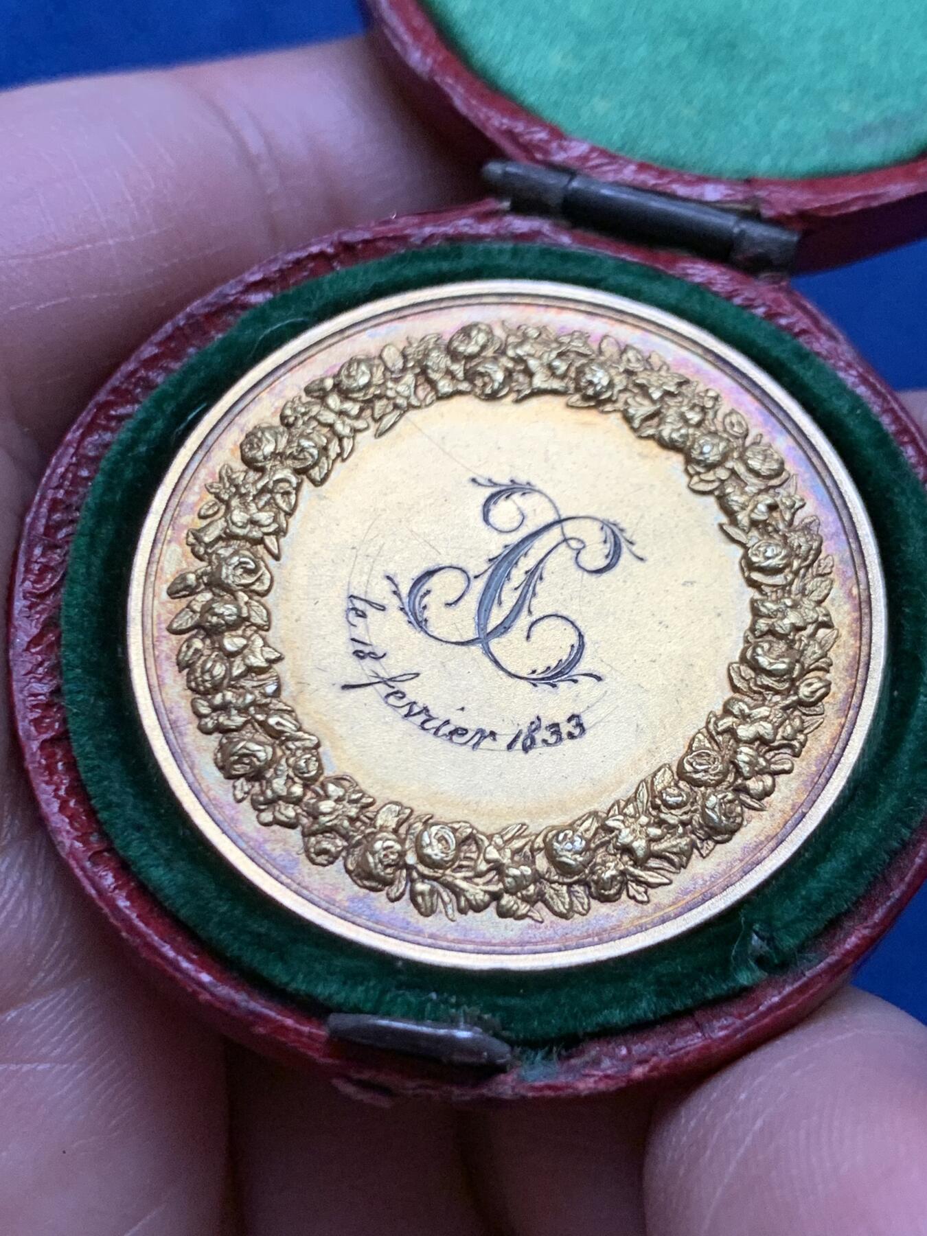 《竞宝斋》第475场 周日，周一 2场连拍 （全场包邮）欢迎送拍 法国婚礼镀金银章 15.6克 32.7mm 神灯边铭 带盒