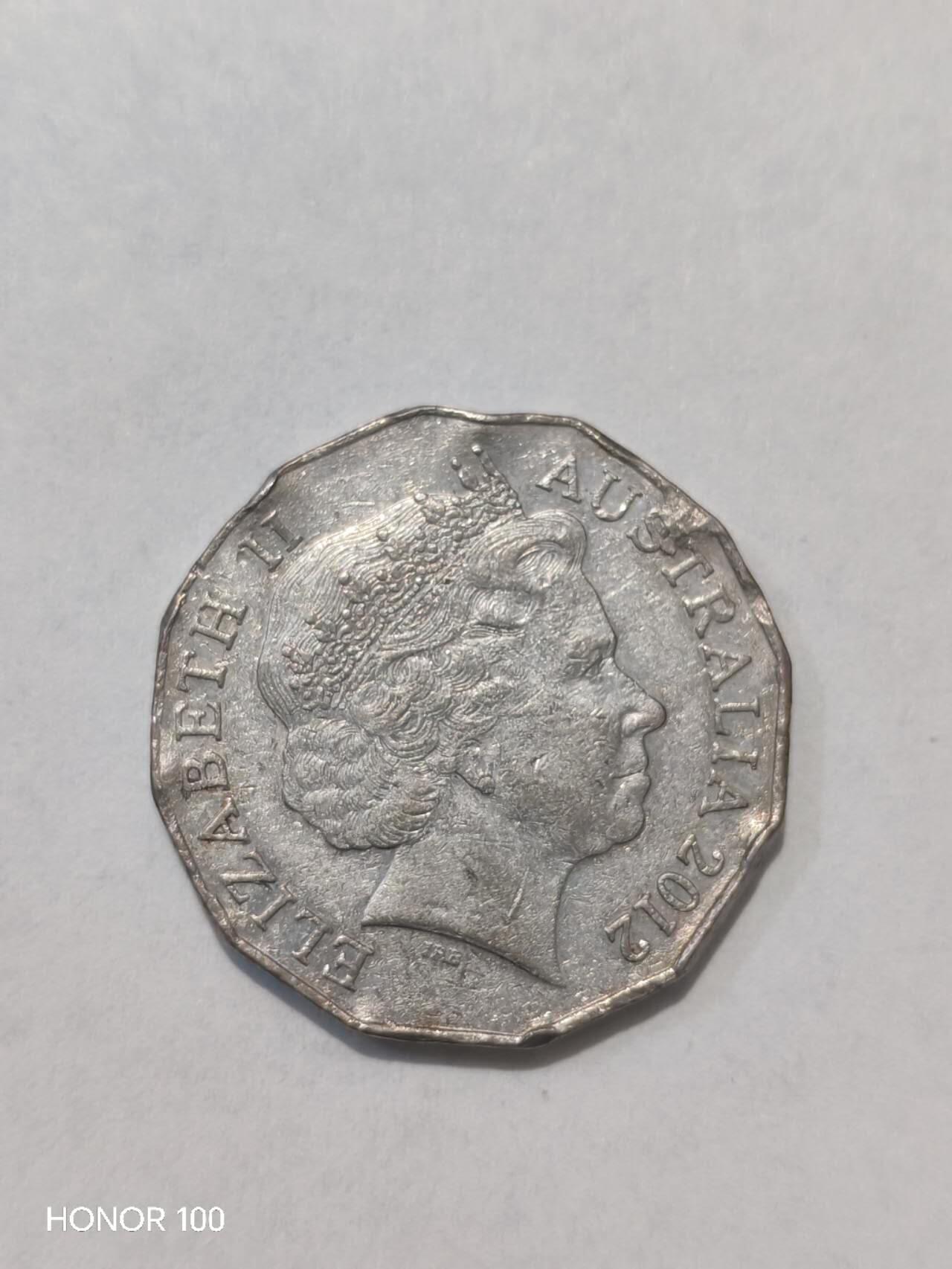 纪念章/纪念币 澳大利亚50分，采用标志性的12边形设计，正面为澳大利亚国徽。铜镍合金（Cu-Ni），直径约31.5mm，重约15.55g