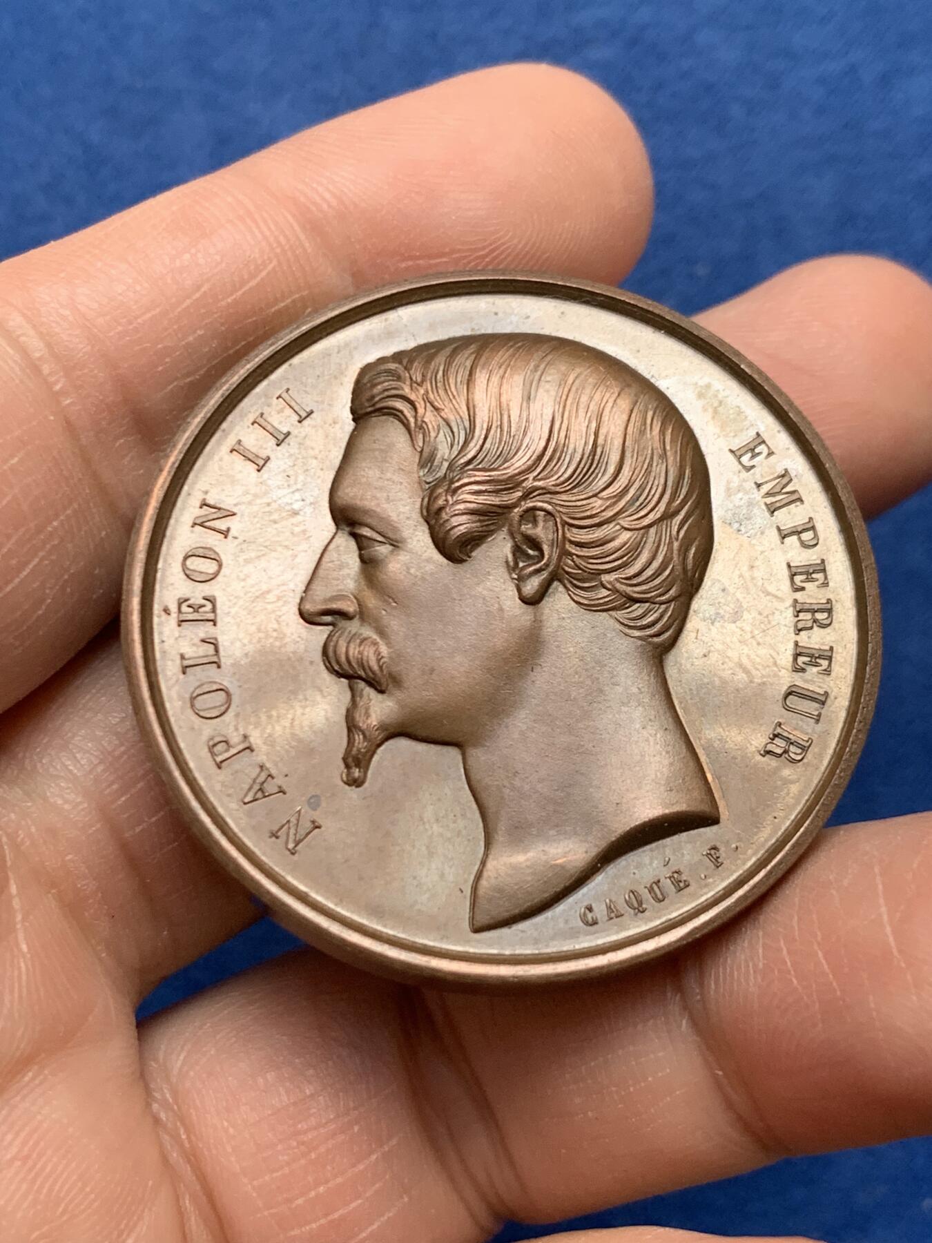 《竞宝斋》第475场 周日，周一 2场连拍 （全场包邮）欢迎送拍 法国1859年拿破仑三世铜章 33.5克 41.2mm 手指铜标 带盒