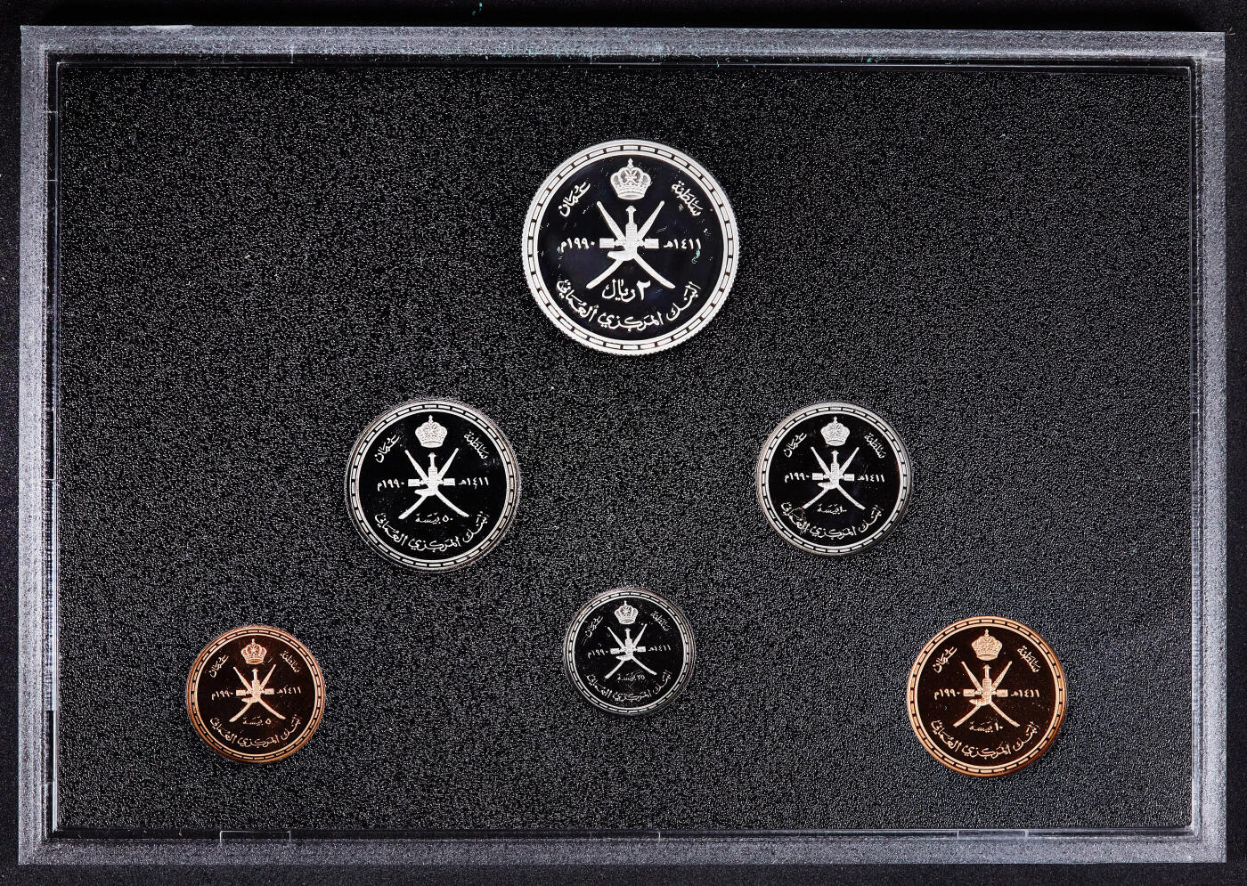 【俄甄集藏】2026年(050)04-01星期三 晚 19:30 全场包邮 阿曼1990年纪念阿曼苏丹国成立20周年5派沙-2里亚尔精制硬币6枚全套，原盒证，含国王卡布斯·本·赛义德头像2里亚尔精制银币，银币重20克，925银，共发行3200套，保存完好，名誉品种，十分稀少