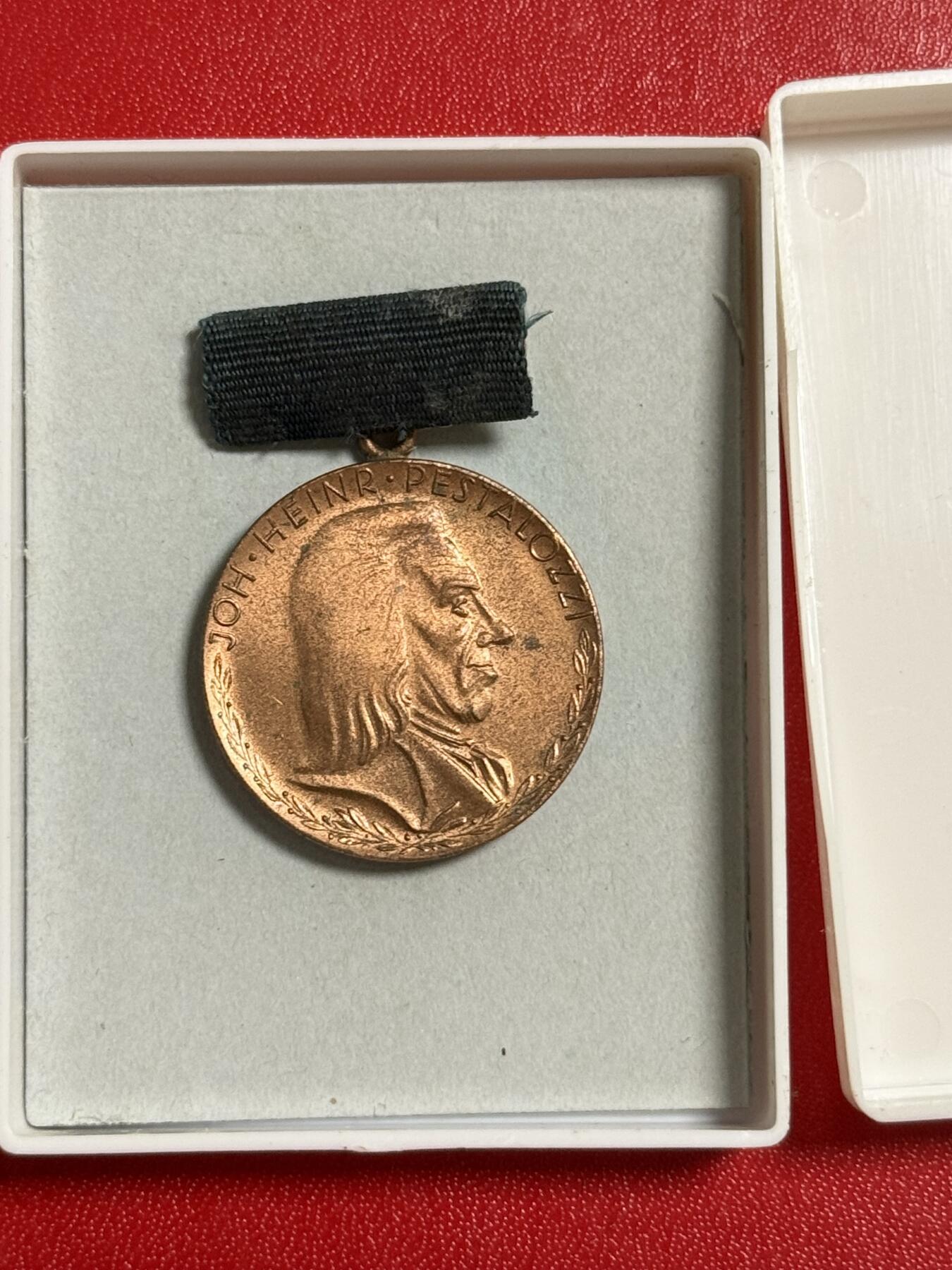 韵星假日军品类拍卖第50期 民主德国铜级斐斯泰洛齐奖章带原盒