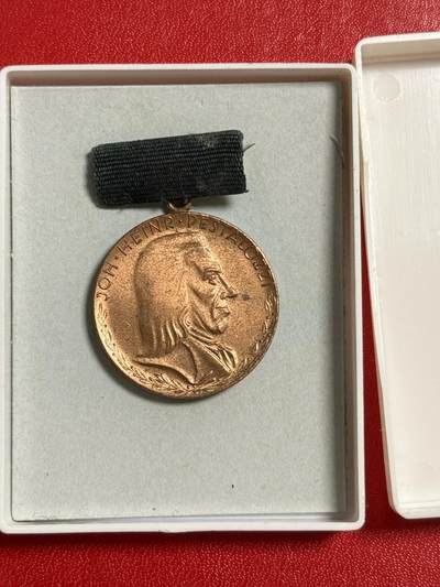 韵星假日军品类拍卖第50期 - 民主德国铜级斐斯泰洛齐奖章带原盒