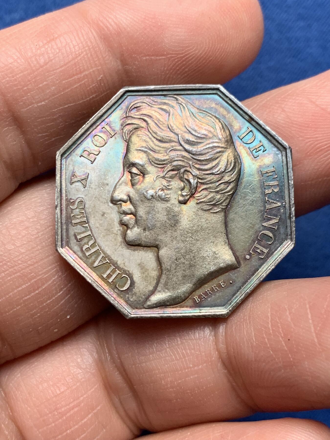 《竞宝斋》第475场 周日，周一 2场连拍 （全场包邮）欢迎送拍 法国1828年查理十世L‘UNION保险公司八角银质代币，五彩包浆。署名著名雕刻师”Barre“，法国皇家造币厂风格，体现王权与商业机构的结合。直径：30mm，重：12.33g。