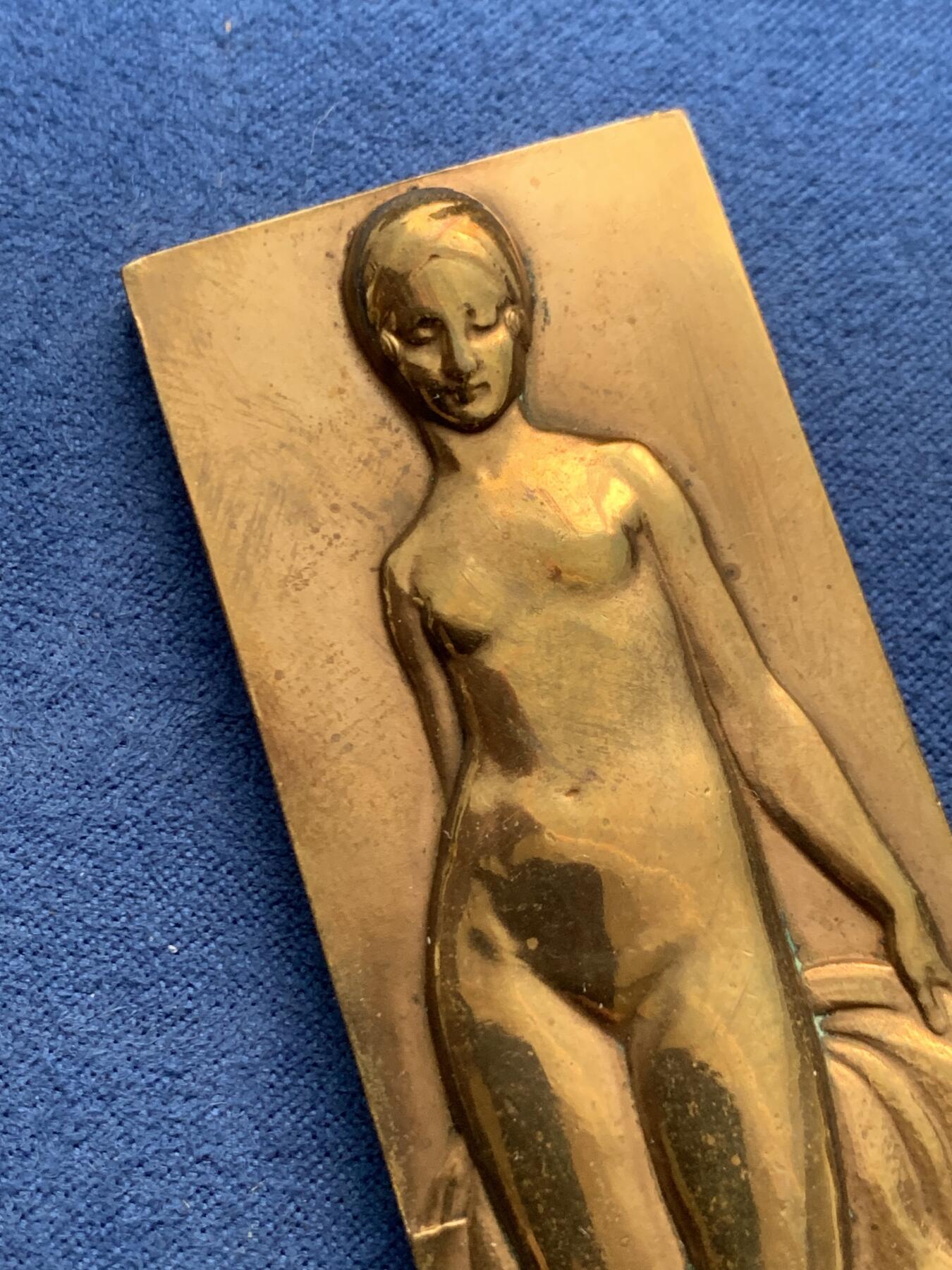 《竞宝斋》第475场 周日，周一 2场连拍 （全场包邮）欢迎送拍 法国《浴女》高浮雕异形铜章，TURIN大师名作，美人沐浴，身段婀娜美好。20世纪初新艺术运动的代表性作品，原铸丰饶角铜标。闲鱼上裸章价要2500元以上，且多为70年代后铸。139.5克，100.6*31.3mm，丰饶角铜标。