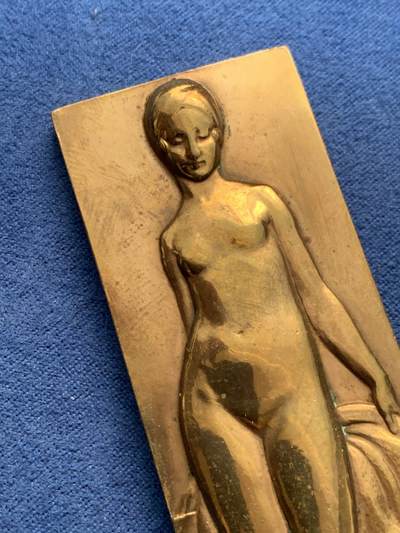 《竞宝斋》第475场 周日，周一 2场连拍 （全场包邮）欢迎送拍 - 法国《浴女》高浮雕异形铜章，TURIN大师名作，美人沐浴，身段婀娜美好。20世纪初新艺术运动的代表性作品，原铸丰饶角铜标。闲鱼上裸章价要2500元以上，且多为70年代后铸。139.5克，100.6*31.3mm，丰饶角铜标。
