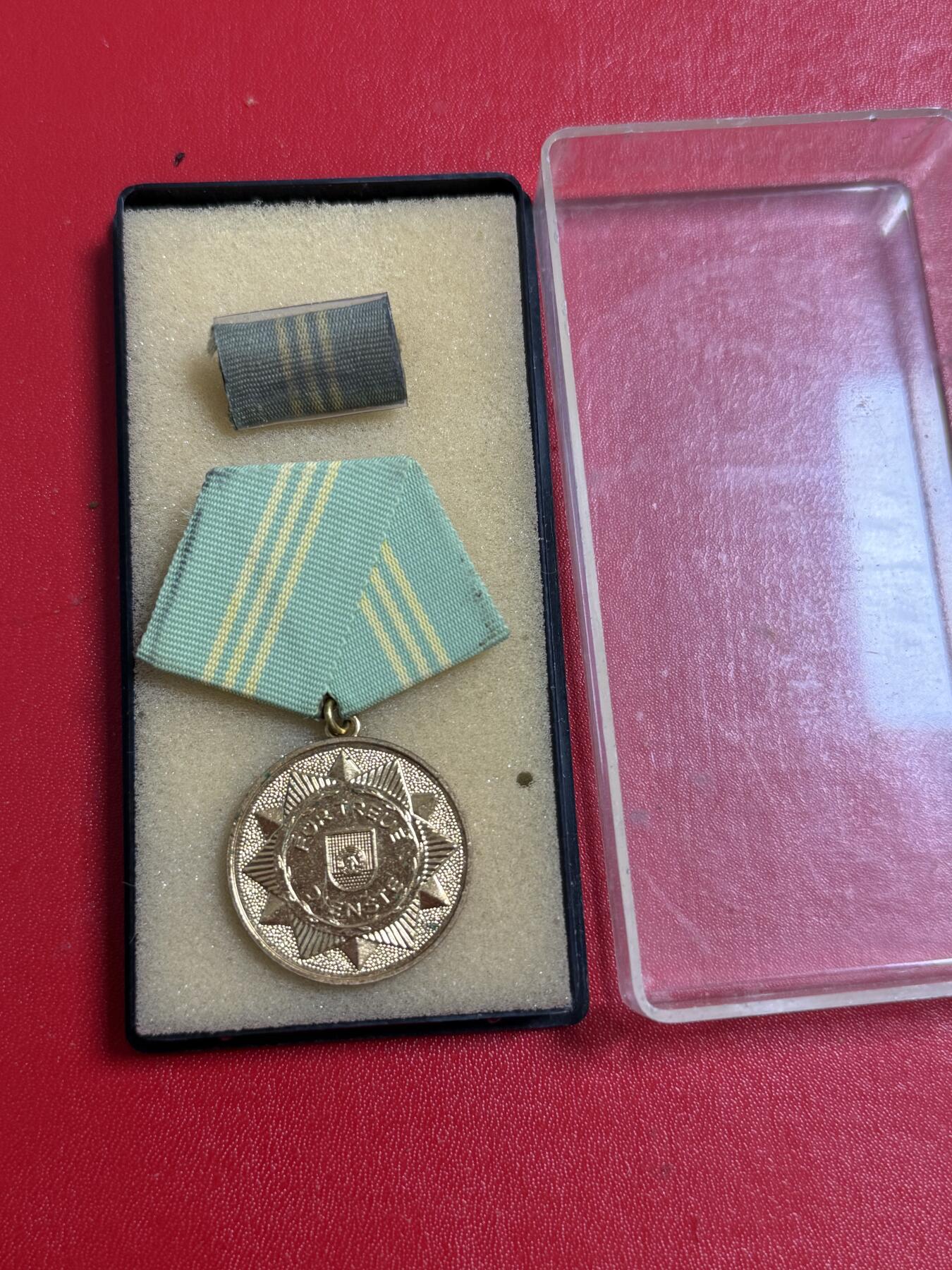 韵星假日军品类拍卖第50期 民主德国金级内务部武装力量忠诚服务奖章带原盒略