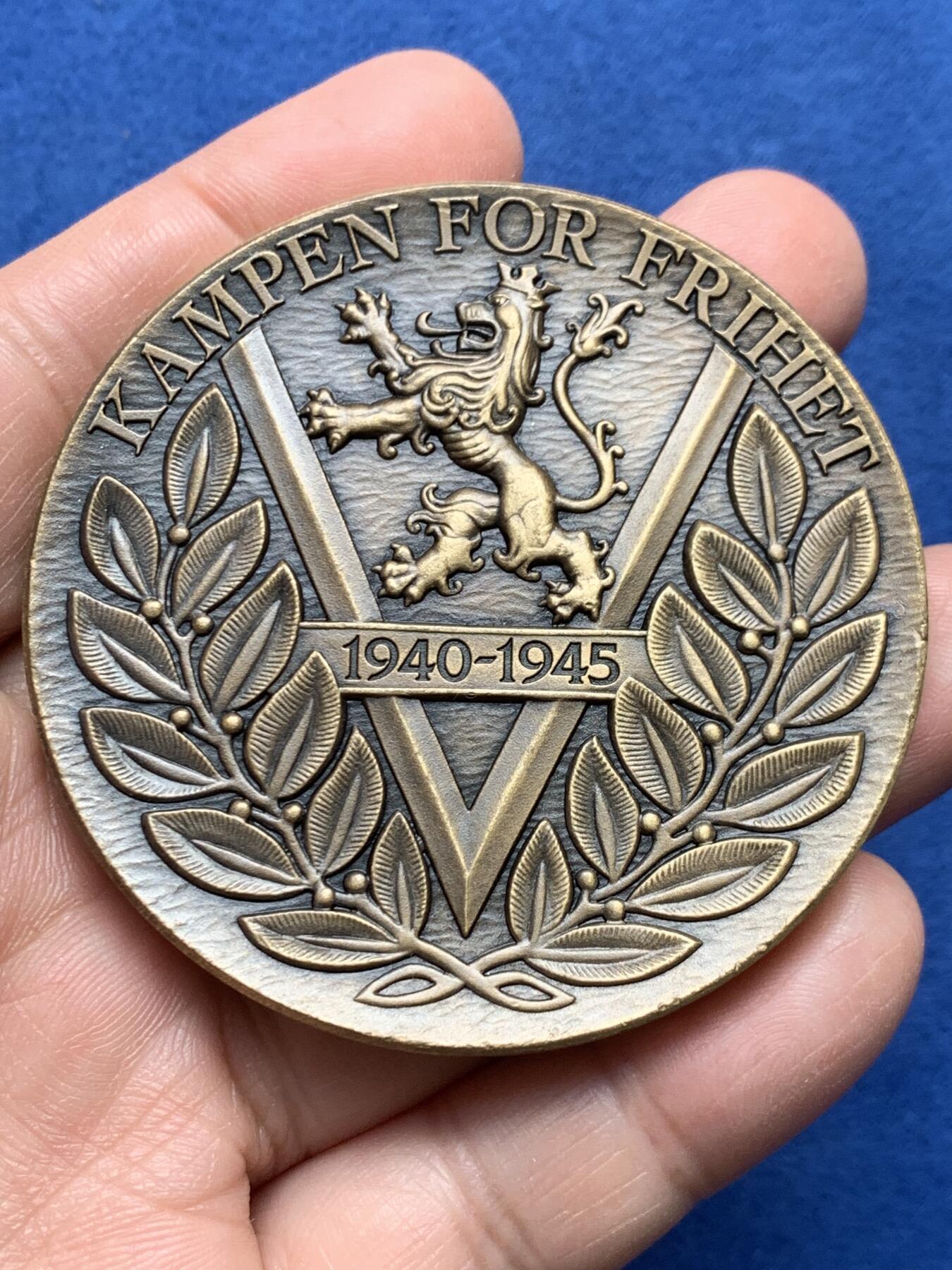 《竞宝斋》第475场 周日，周一 2场连拍 （全场包邮）欢迎送拍 挪威铜章 未知年份 二战时期挪威秘密组织XU 正面为姓名和“必须去做” 背面为“为自由而战” 直径61.4mm 重量109.3g