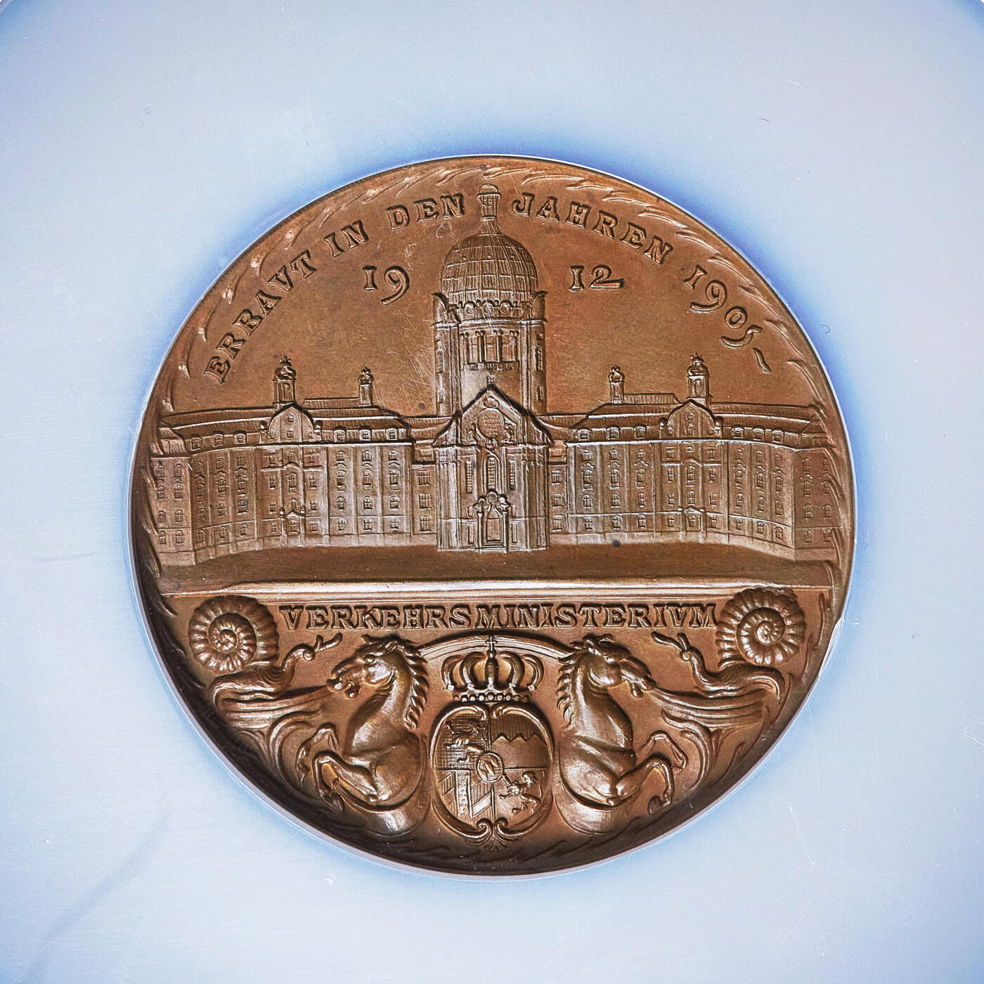 【俄甄集藏】2026年(050)04-01星期三 晚 19:30 全场包邮 德国巴伐利亚1912年纪念柳特波德摄政王大铜章，NGC MS64，卡尔·哥茨名誉作品，背面为巴伐利亚交通部大楼（二战被毁，战后重建），高浮雕，设计精美，品相尚佳，直径：50mm