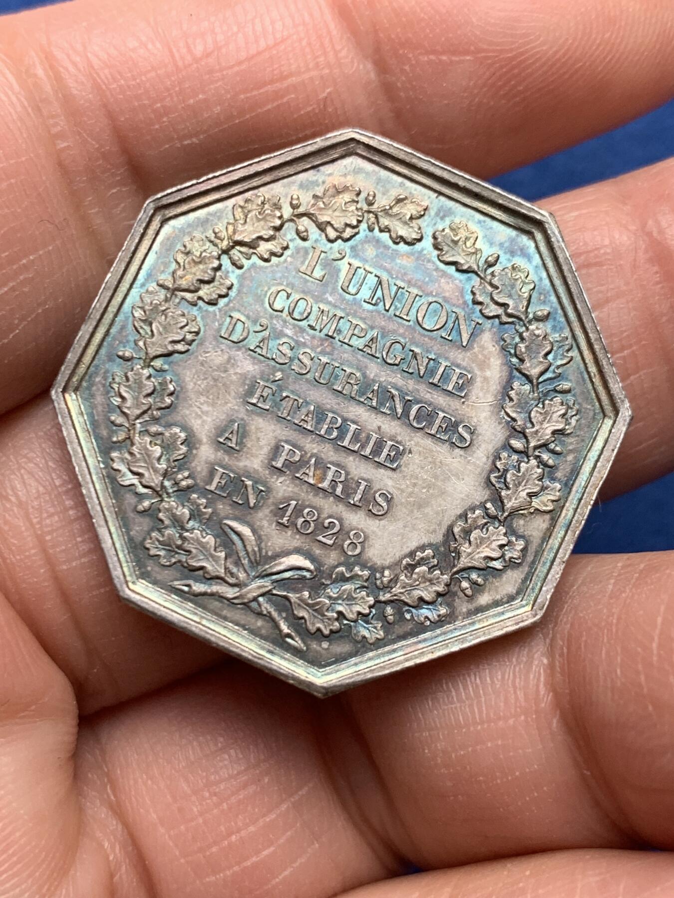 《竞宝斋》第475场 周日，周一 2场连拍 （全场包邮）欢迎送拍 法国1828年查理十世L‘UNION保险公司八角银质代币，五彩包浆。署名著名雕刻师”Barre“，法国皇家造币厂风格，体现王权与商业机构的结合。直径：30mm，重：12.33g。