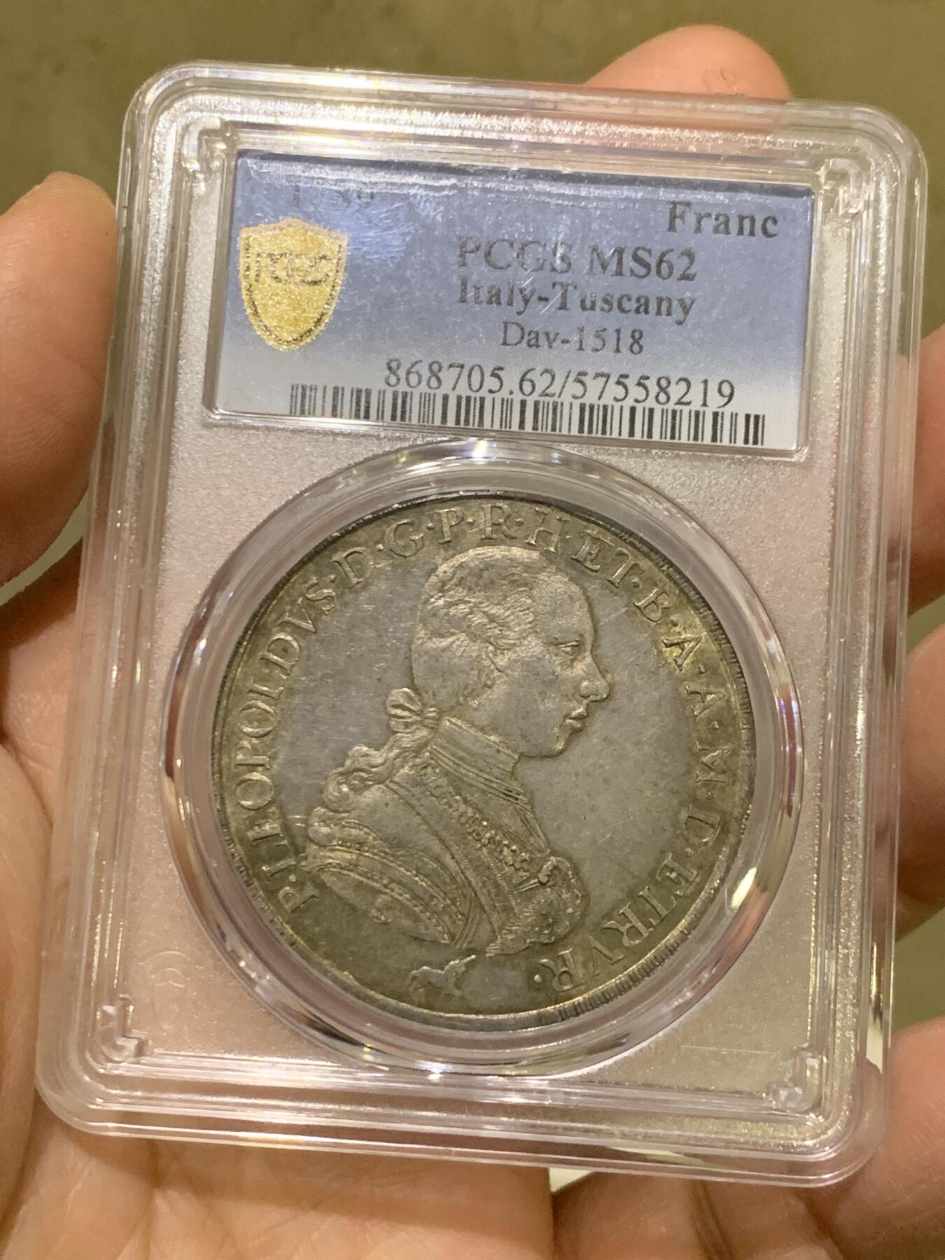 《竞宝斋》第475场 周日，周一 2场连拍 （全场包邮）欢迎送拍 PCGS MS62 意大利托斯卡纳1789年10保利大银币。神圣罗马帝国统治下的托斯卡纳。正面是身着戎装，未来的神罗皇帝利奥波德二世，背面是哈布斯堡-洛林家族的盾徽，值得注意的是前朝统治者美第奇家族的盾徽也包含在了里面。均匀原味黄油包浆，无弱打无矫正，找一枚这么好状态的很难，冠军分，pcgs最高分。所见62中状态最好的没有之一。HA前些年同分拍了两万。