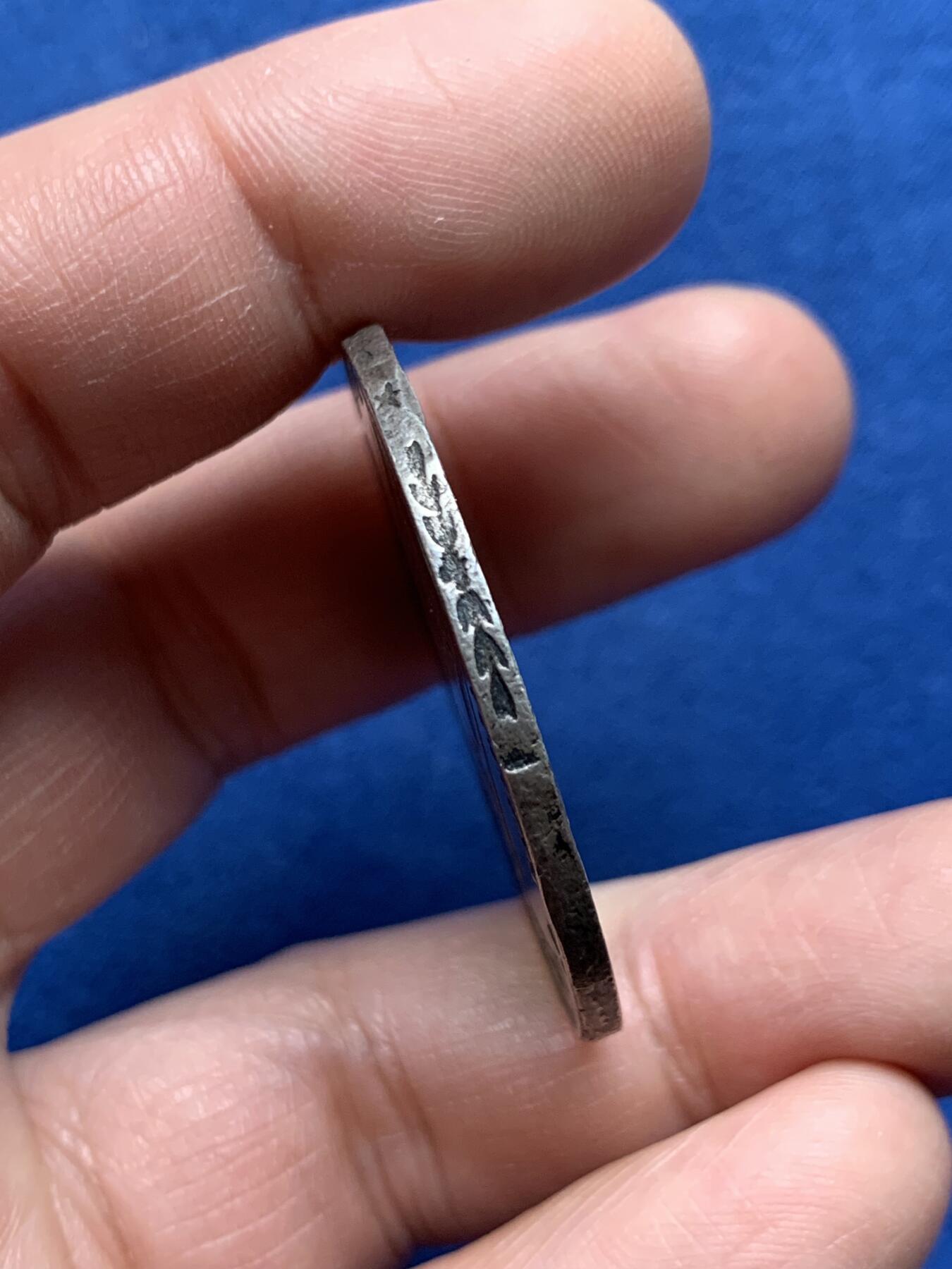 《竞宝斋》第475场 周日，周一 2场连拍 （全场包邮）欢迎送拍 1842年秘鲁联邦8里亚尔银币，正面：头戴自由帽的自由女神持矛、盾立像，背面：国徽。这个版本的自由女神像比183x年的那种要少见，图案雕刻立体感，艺术性更强。NGC评级因改变表面未进盒