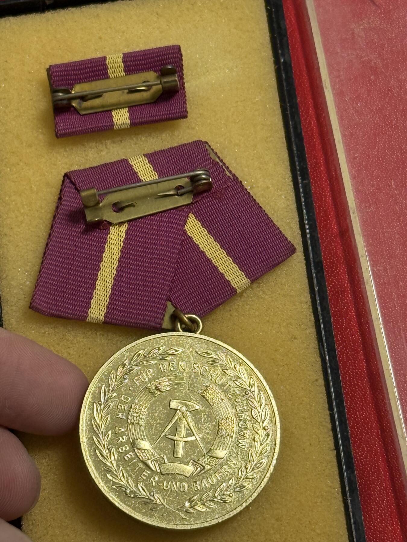 韵星假日军品类拍卖第50期 民主德国金级民防忠诚服务奖章带原盒略