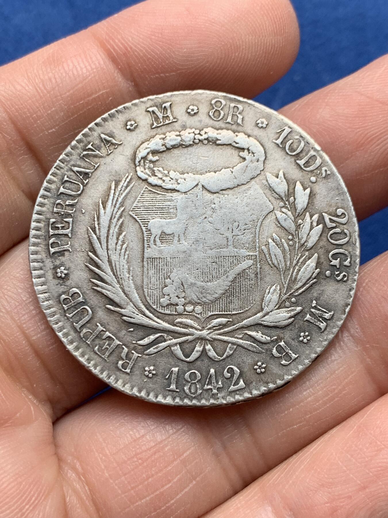 《竞宝斋》第475场 周日，周一 2场连拍 （全场包邮）欢迎送拍 1842年秘鲁联邦8里亚尔银币，正面：头戴自由帽的自由女神持矛、盾立像，背面：国徽。这个版本的自由女神像比183x年的那种要少见，图案雕刻立体感，艺术性更强。NGC评级因改变表面未进盒