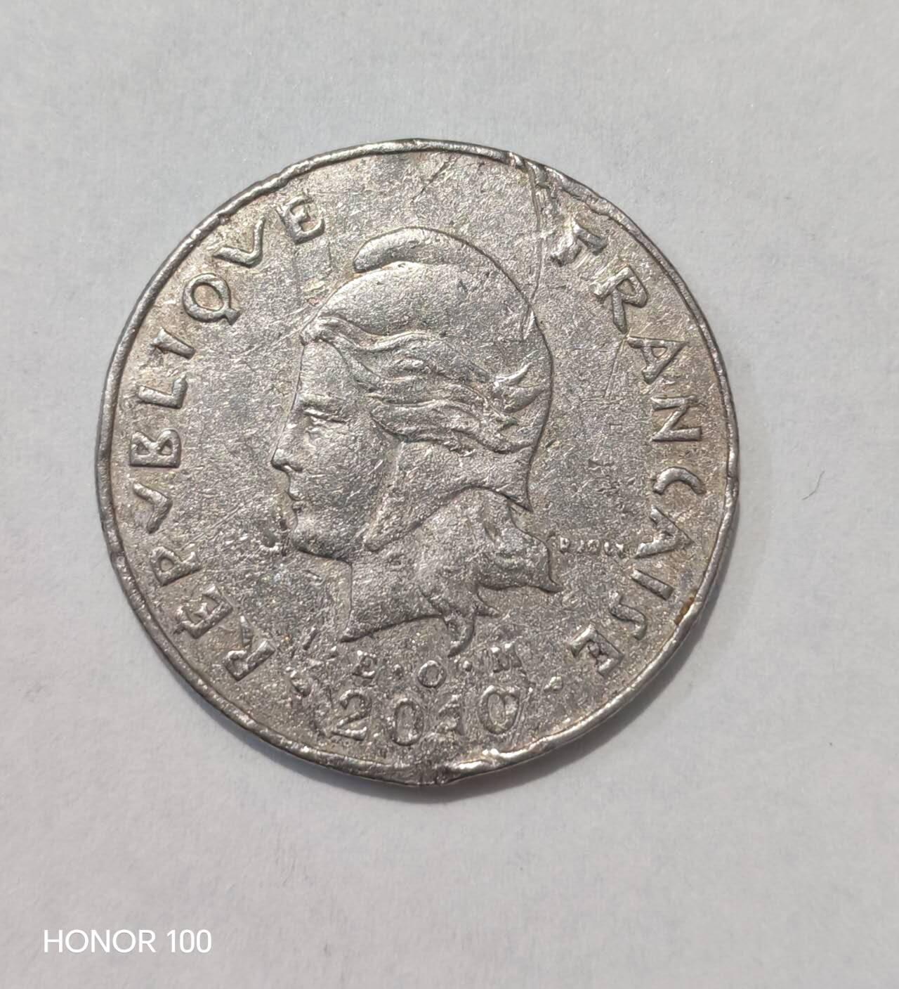 纪念章/纪念币 法属波利尼西亚（French Polynesia）的50生丁（Centime）流通硬币，属于法国海外领地货币体系，与欧元区法郎时期的硬币设计一脉相承。- 材质：铜镍合金（Cu-Ni），直径约19mm，重约2.5g