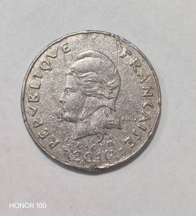 纪念章/纪念币 - 法属波利尼西亚（French Polynesia）的50生丁（Centime）流通硬币，属于法国海外领地货币体系，与欧元区法郎时期的硬币设计一脉相承。- 材质：铜镍合金（Cu-Ni），直径约19mm，重约2.5g