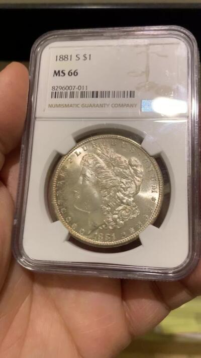 《竞宝斋》第475场 周日，周一 2场连拍 （全场包邮）欢迎送拍 NGC MS66 美国1881年S版摩根银币 银霜出厂状态 带有淡彩 观感极佳