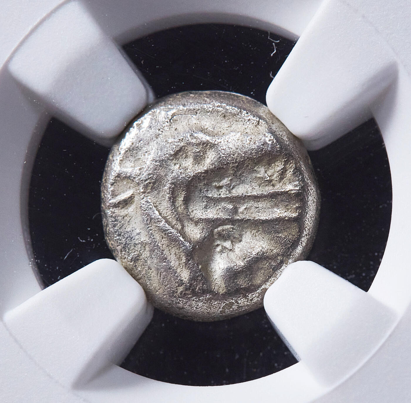 【俄甄集藏】2026年(050)04-01星期三 晚 19:30 全场包邮 古希腊卡利亚哈利卡纳苏斯城公元前510-480年海怪克托斯1赫卡特古风银币，NGC ChVF，哈利卡纳苏斯城发行，正面有着羽状鬓毛与长吻的海怪克托斯，张口吐舌满口利齿，背面四格内凹中间芒星，直径：11mm，保存尚佳，底光犹存