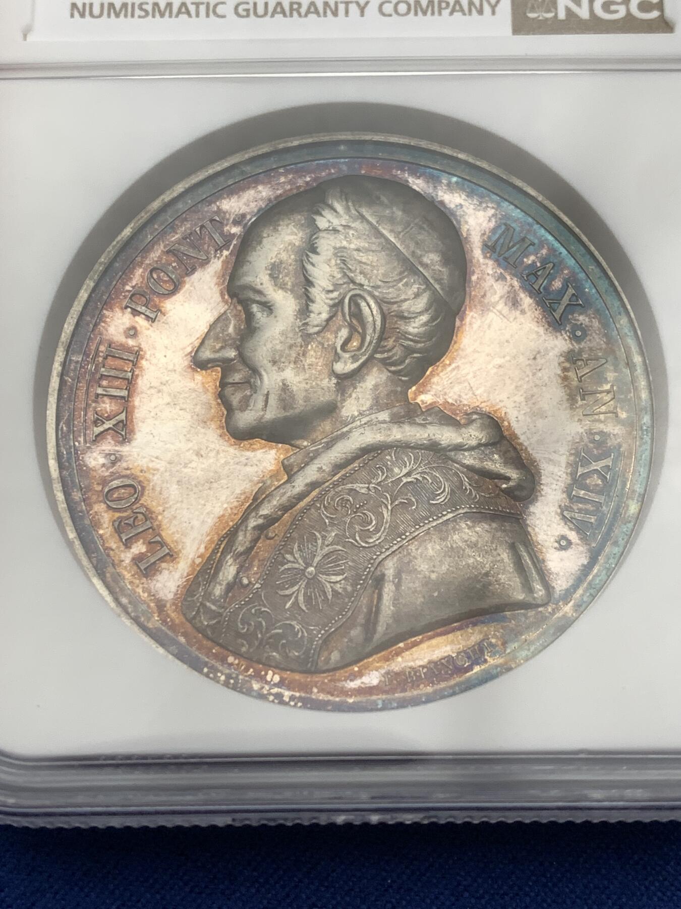 《竞宝斋》第475场 周日，周一 2场连拍 （全场包邮）欢迎送拍 NGC MS63 梵蒂冈1890教皇利奥十三世纪念银章 PL底板 包浆五彩 加厚盒