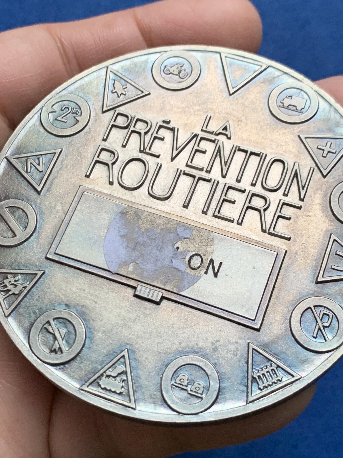 《竞宝斋》第475场 周日，周一 2场连拍 （全场包邮）欢迎送拍 名家名作 法国预防道路安全镀银大铜章 183.1克 71.5mm 丰饶角铜标 带盒