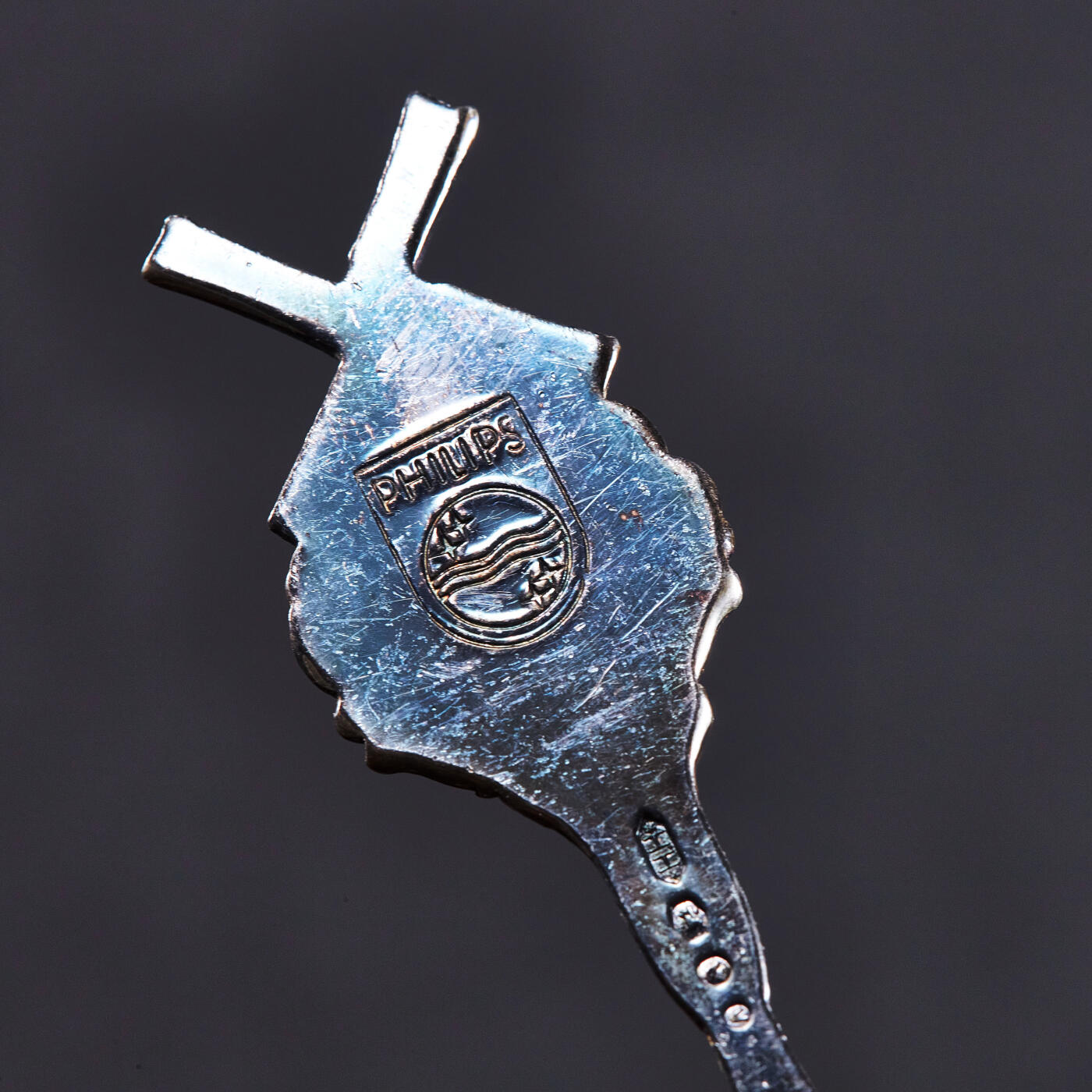 【俄甄集藏】2026年(050)04-01星期三 晚 19:30 全场包邮 荷兰1983年菲利普公司订制传统风车题材纪念银勺6支一套，原盒，著名银器公司休伯特·霍伊卡斯制作，包浆醇厚，保存完好，长：123mm，宽：23mm，总重量：100克，835银