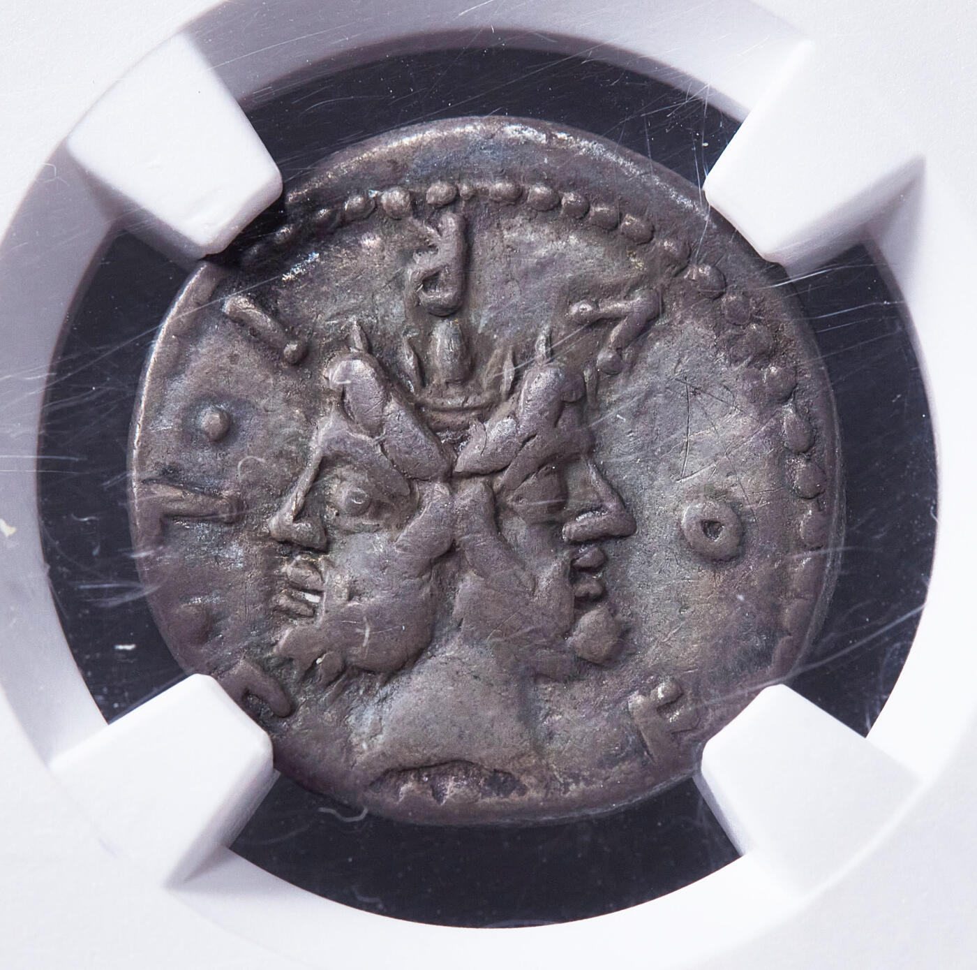 【俄甄集藏】2026年(050)04-01星期三 晚 19:30 全场包邮 古罗马共和国公元前120年1第纳尔双面神雅努斯纪念征服高卢记功银币，NGC VF(Str 4/5, Sur 3/5)，罗马造币厂打制，正面雅鲁斯两面神浓须头像，四周币文为制币官M. Furius L.f. Philus姓名缩写，背面右侧罗马女神站像，女神手持长矛及花环象征胜利的罗马一方，左侧为战胜高卢的战利品-兵器及高卢式长军号象征失败的高卢一方，老包浆难得，盒体边缘有小磕损，见详图