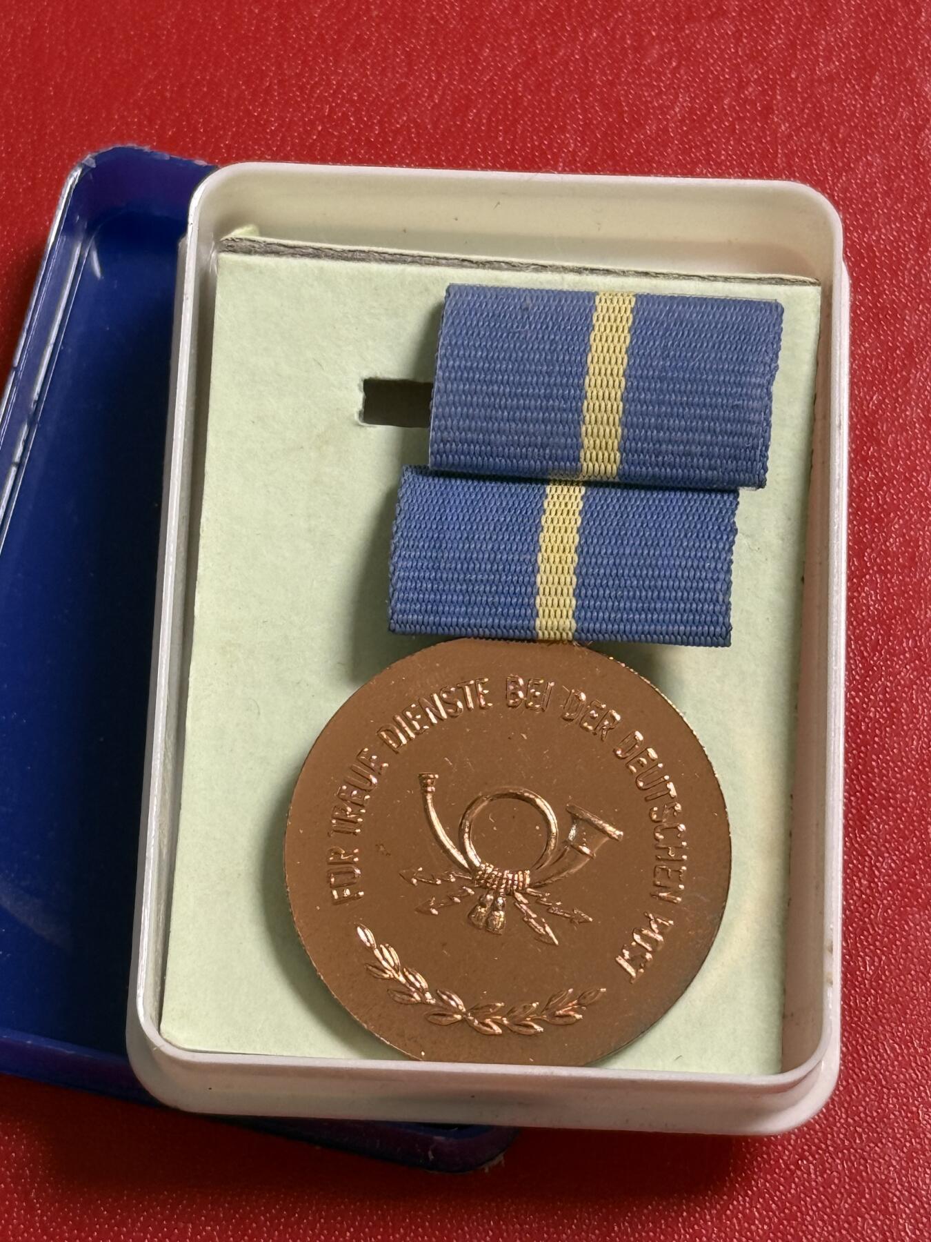 韵星假日军品类拍卖第50期 民主德国铜级邮政部忠诚服务奖章带原盒略