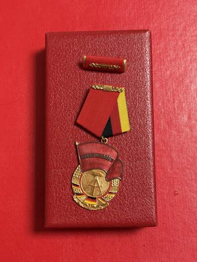 韵星假日军品类拍卖第50期 - 民主德国二级劳动红旗勋章 原盒略 库存品相 早期凹槽版本