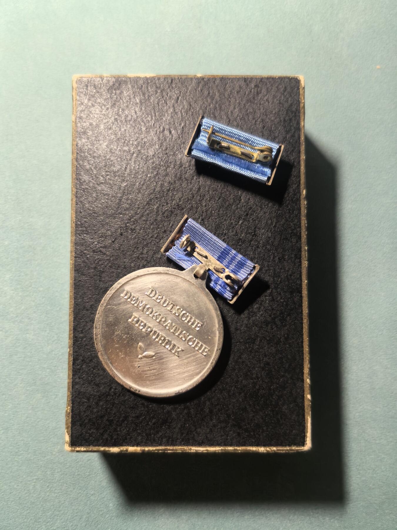 盛世勋华——号角文化勋章邮票专场拍卖第311期 东德民族解放阵线荣誉奖章 原盒带略