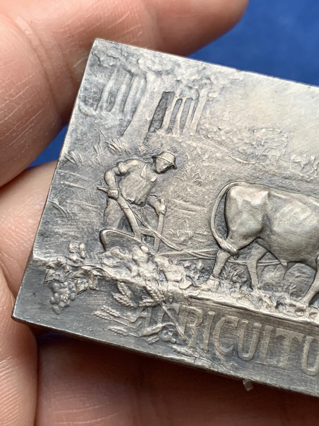 《竞宝斋》第475场 周日，周一 2场连拍 （全场包邮）欢迎送拍 法国农业部颁发方型镀银铜章 71.5克 57*39.5mm 正方形铜标